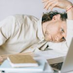 Homme épuisé et stressé à son bureau
