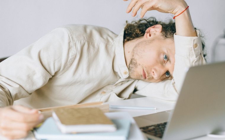 Homme épuisé et stressé à son bureau