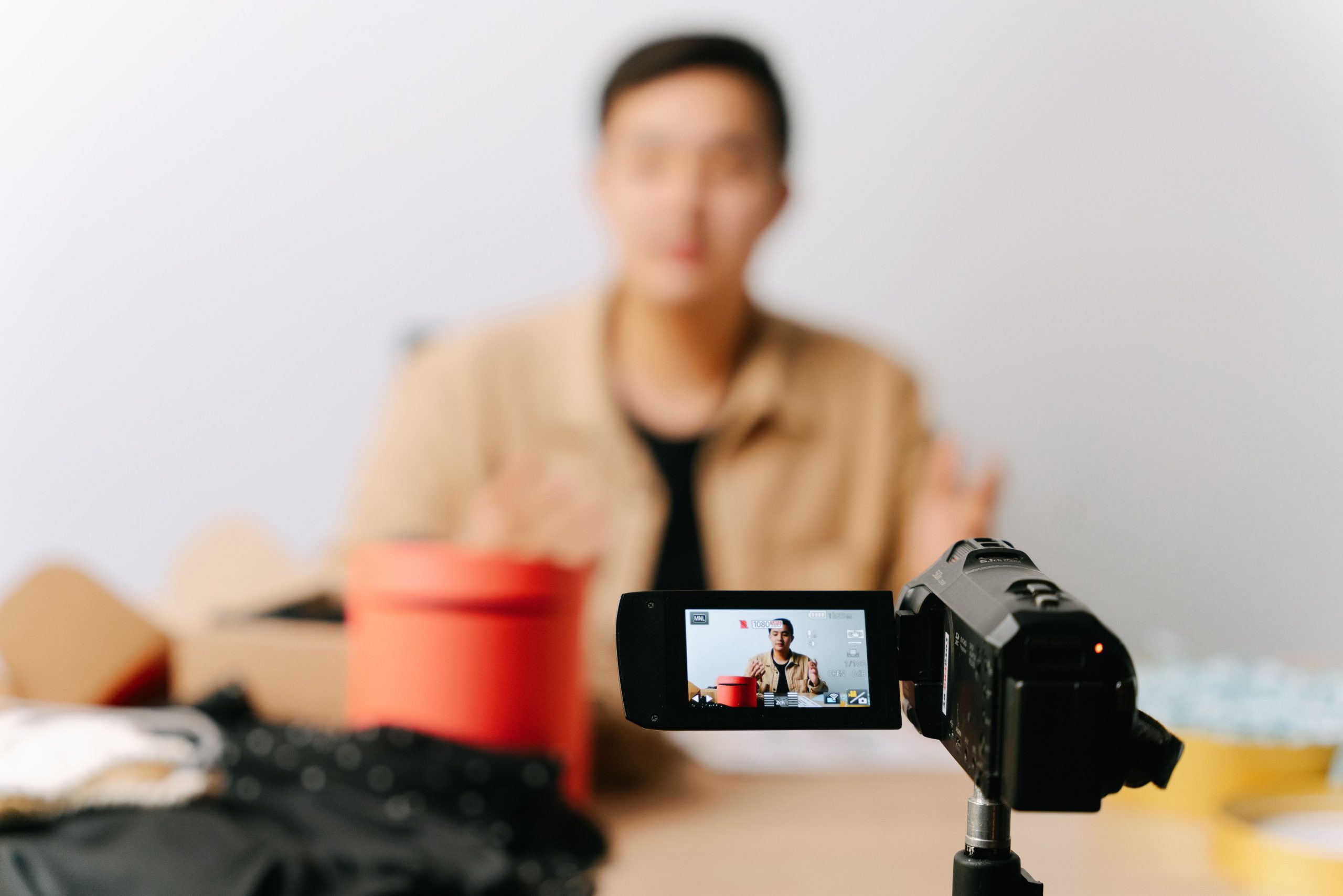 Blogueur filmant une vidéo devant sa caméra