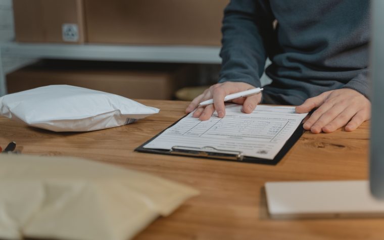 Personne remplissant un bon de commande sur formulaire