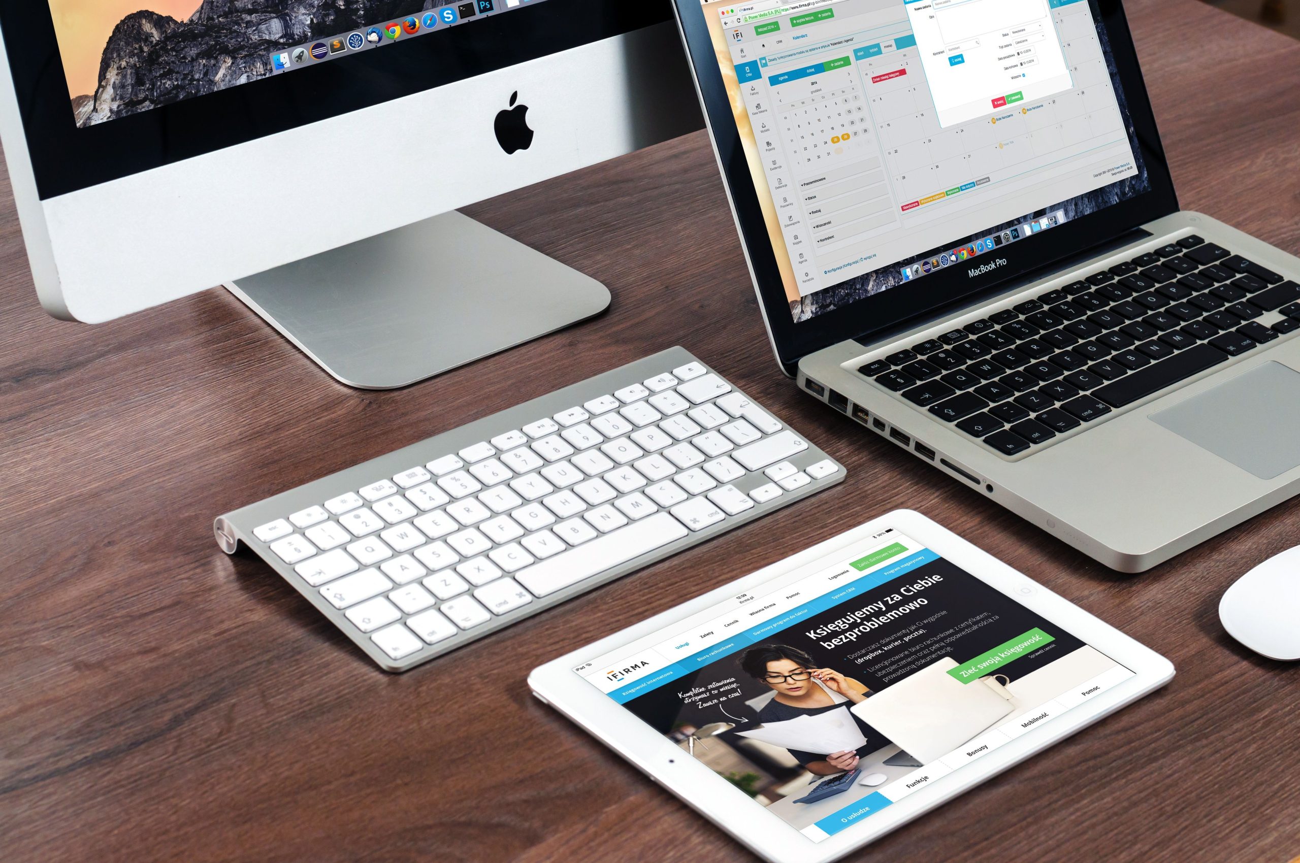 Bureau élégant avec appareils Apple professionnels