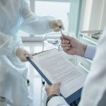 Médecin remettant un document au patient