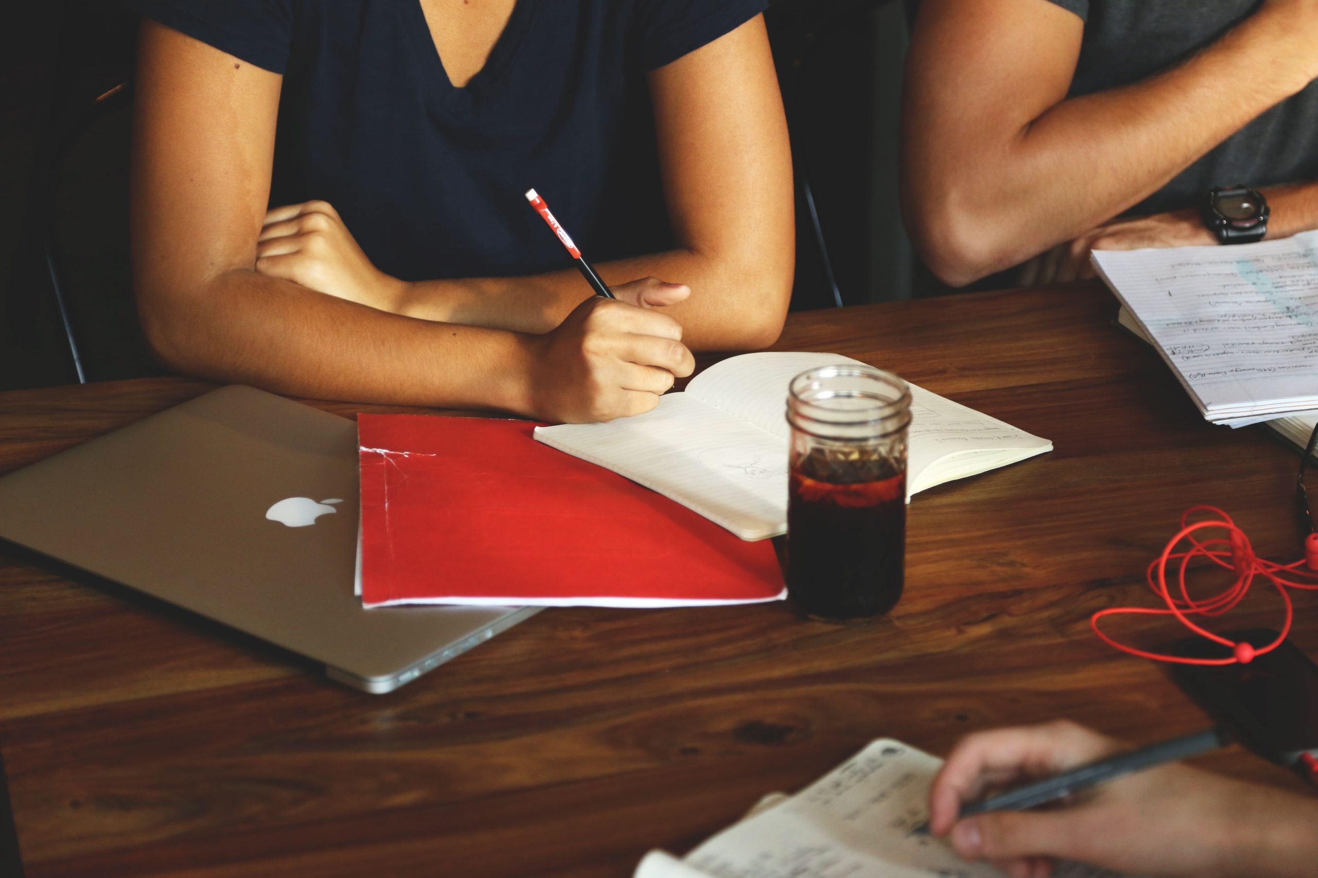 Equipe collaborant ensemble sur des projets informatiques