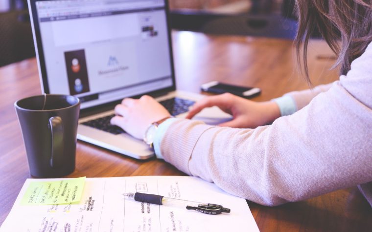 Femme d'affaires tapant sur son ordinateur portable