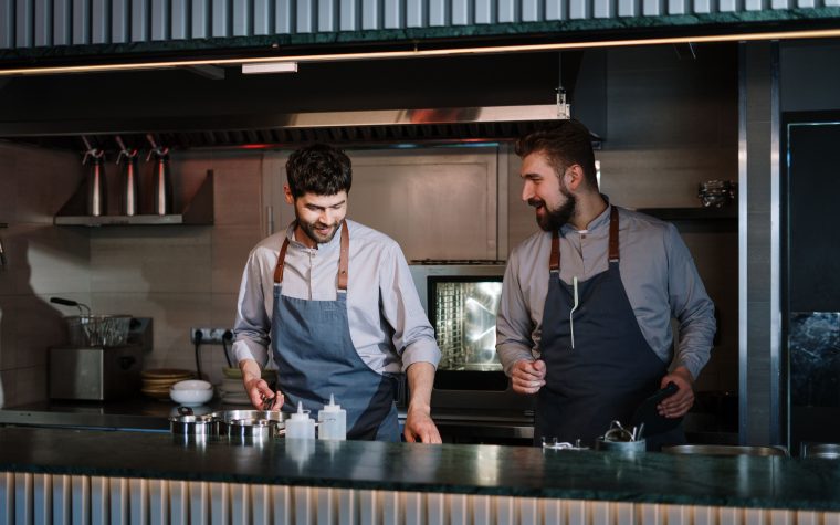 Deux chefs collaborent dans une cuisine moderne