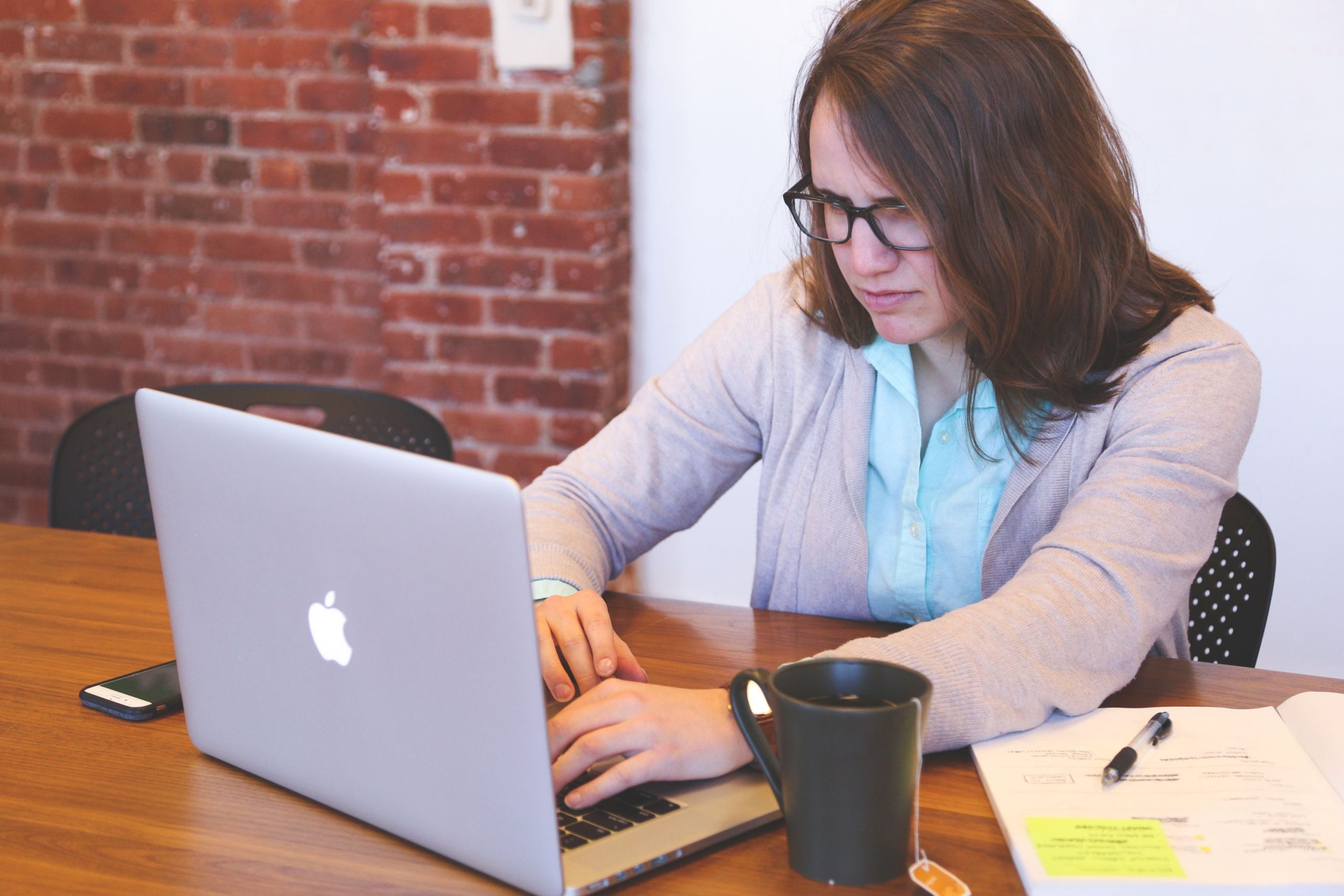 Jeune femme travaillant sur laptop au bureau moderne