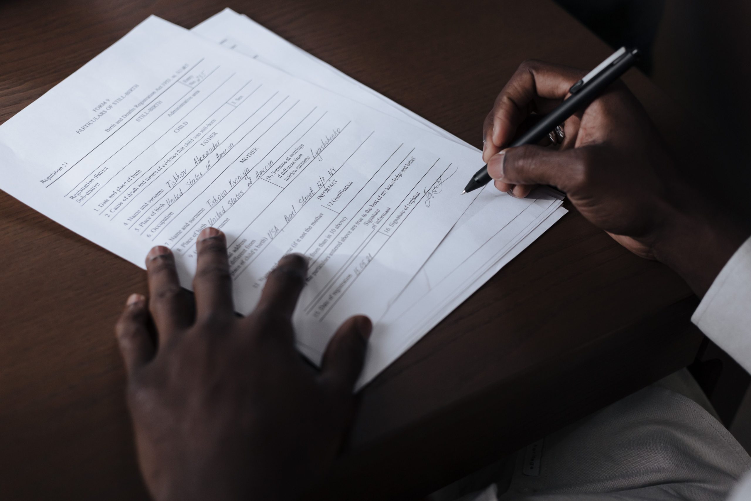 Homme signant des documents officiels de commande