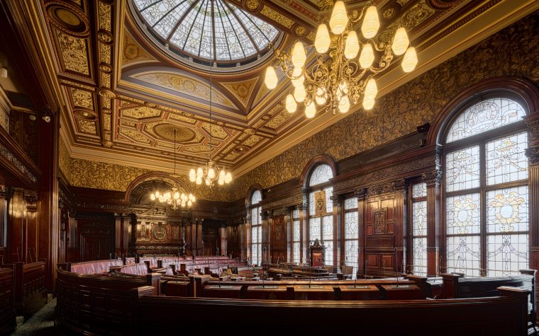 Intérieur élégant d'un hôtel de ville avec vitraux