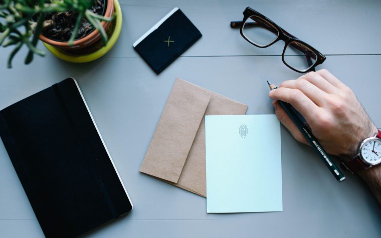 Bureau avec outils d'écriture et enveloppe