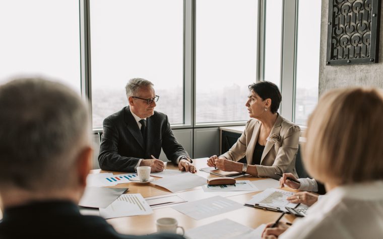 Professionnels en réunion stratégique bureau moderne