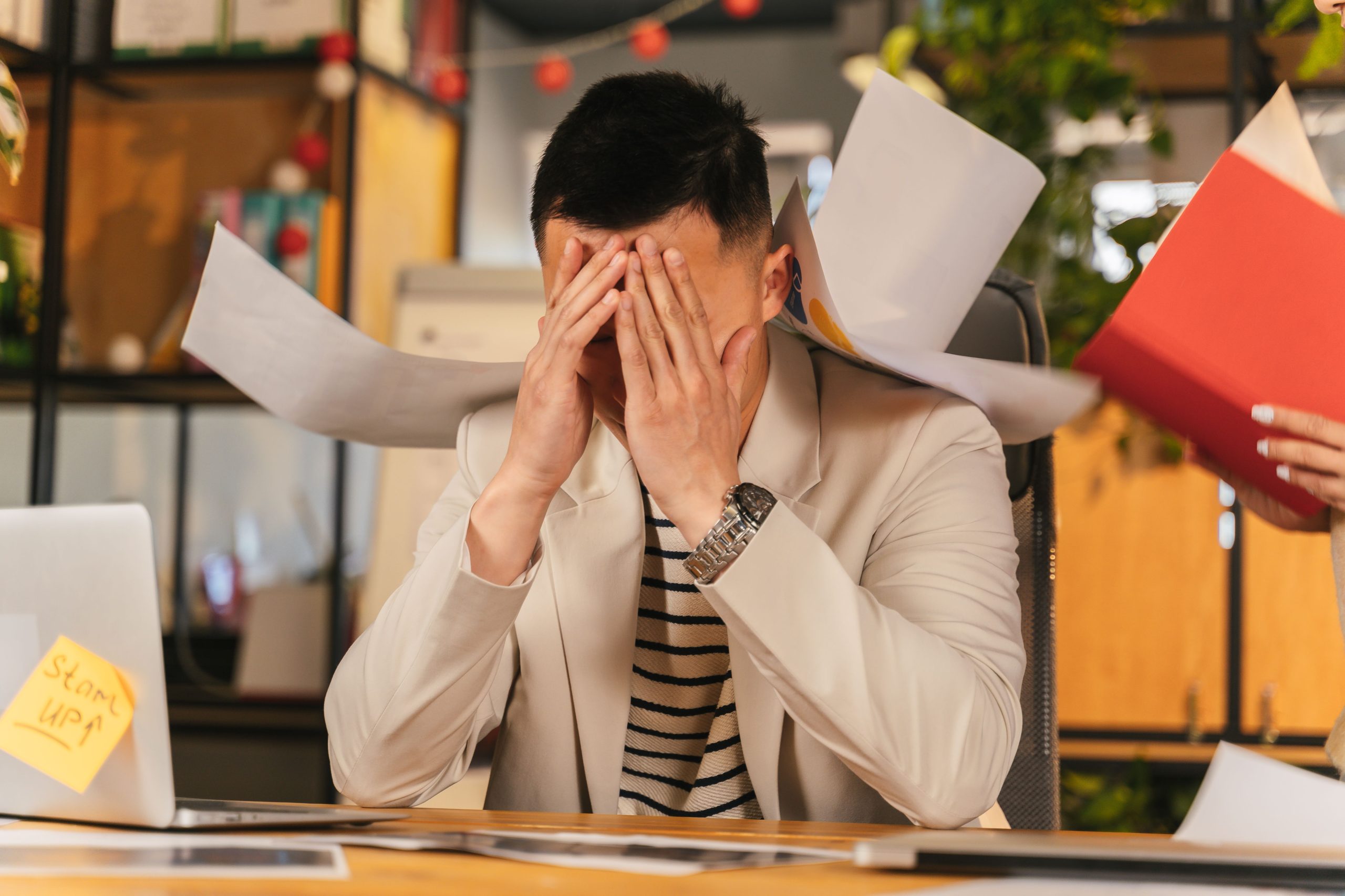 Homme d'affaires submergé par le travail administratif