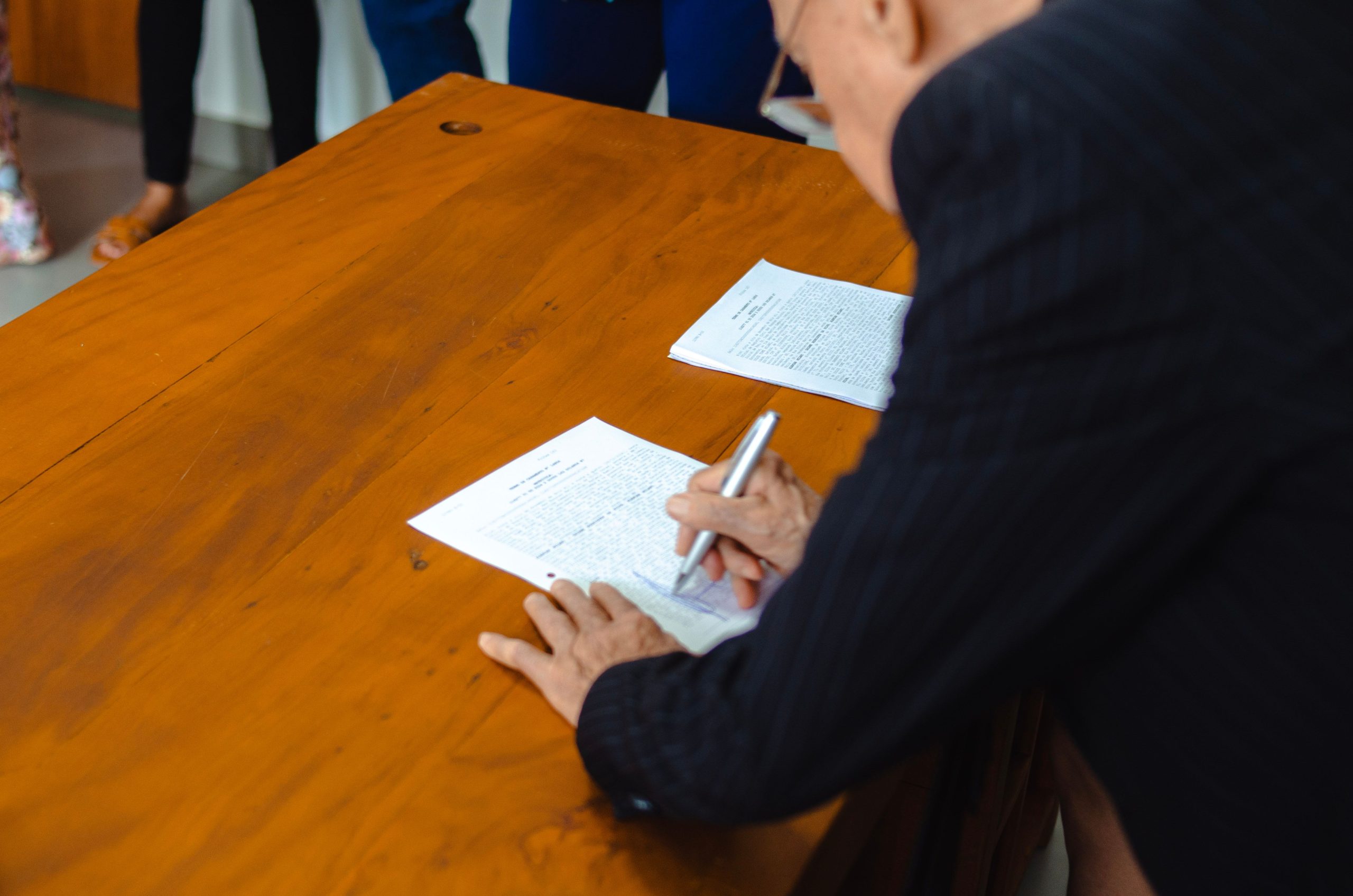Homme d'affaires signant des documents à son bureau