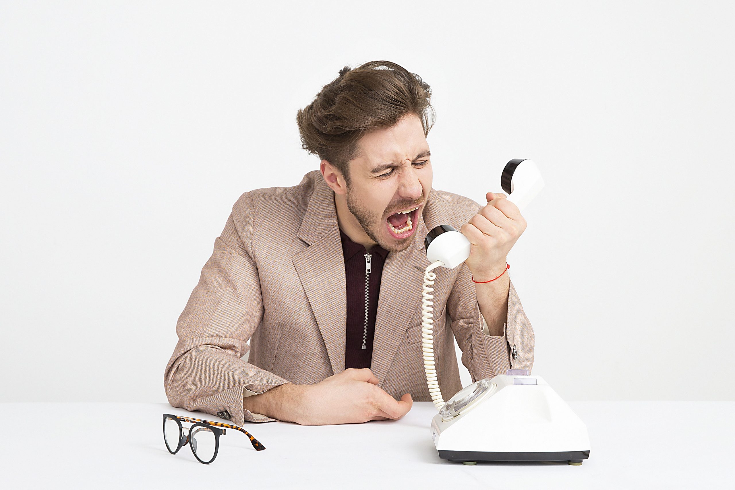 Businessman en costume criant au téléphone