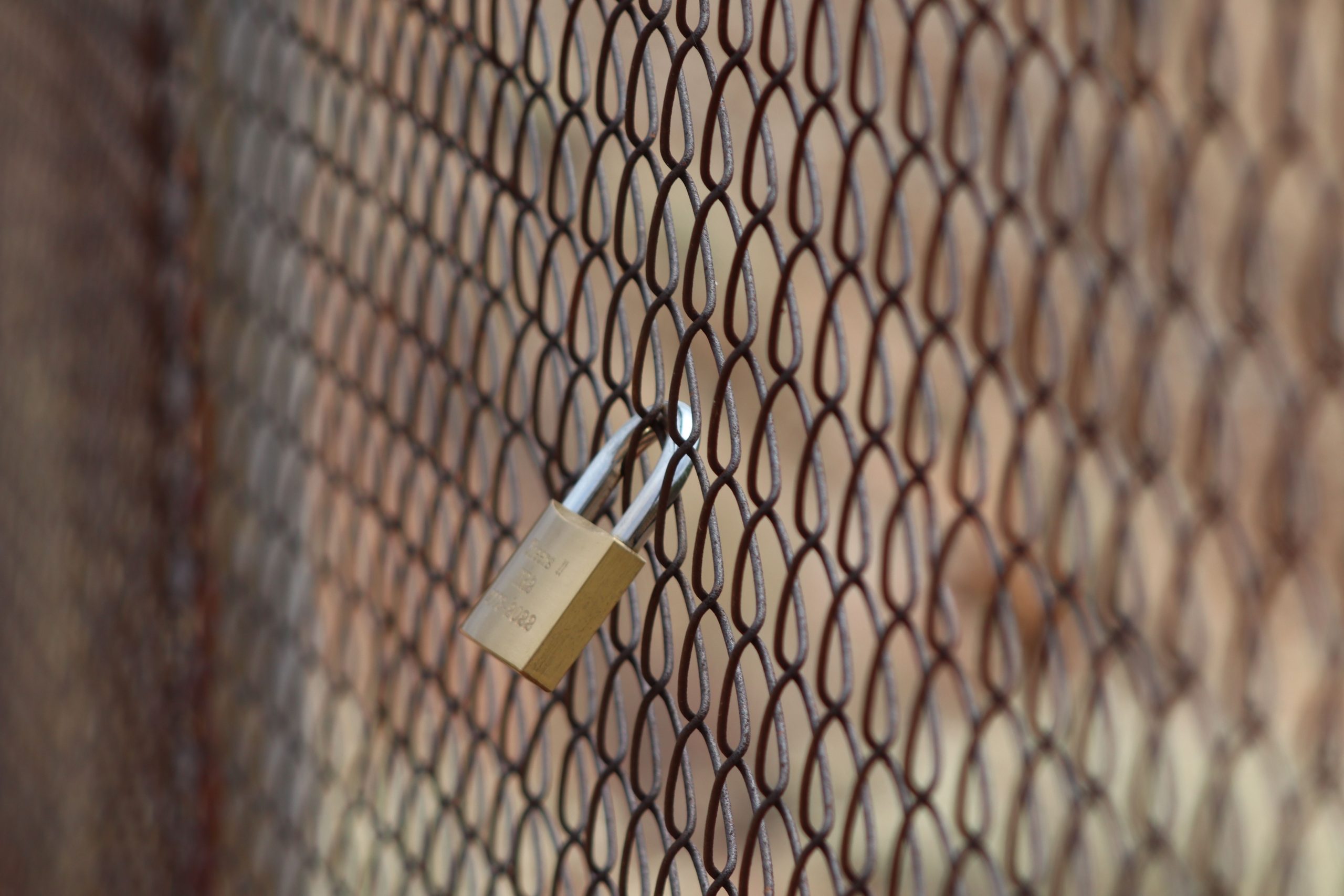 Cadenas métal clôture symbolisant protection sécurité