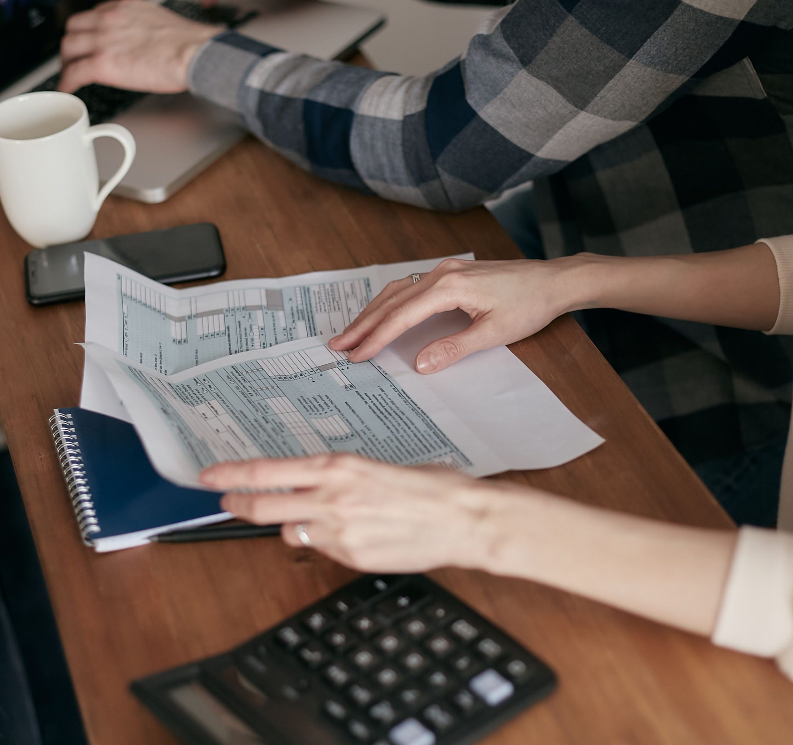 Mains organisant formulaires fiscaux calculatrice