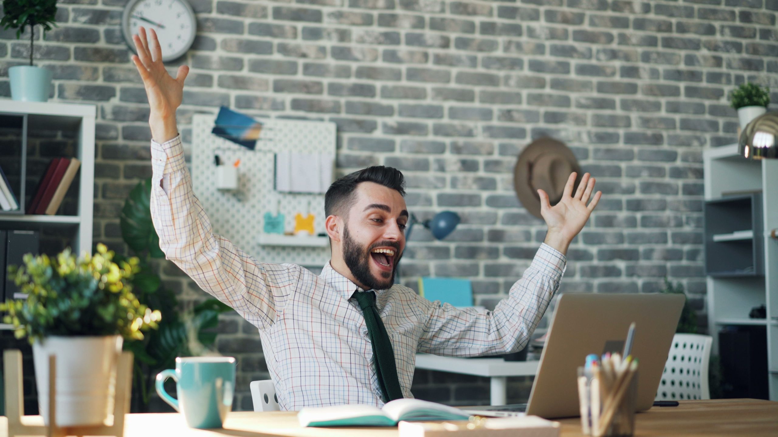 Employé celebrant succes a son bureau