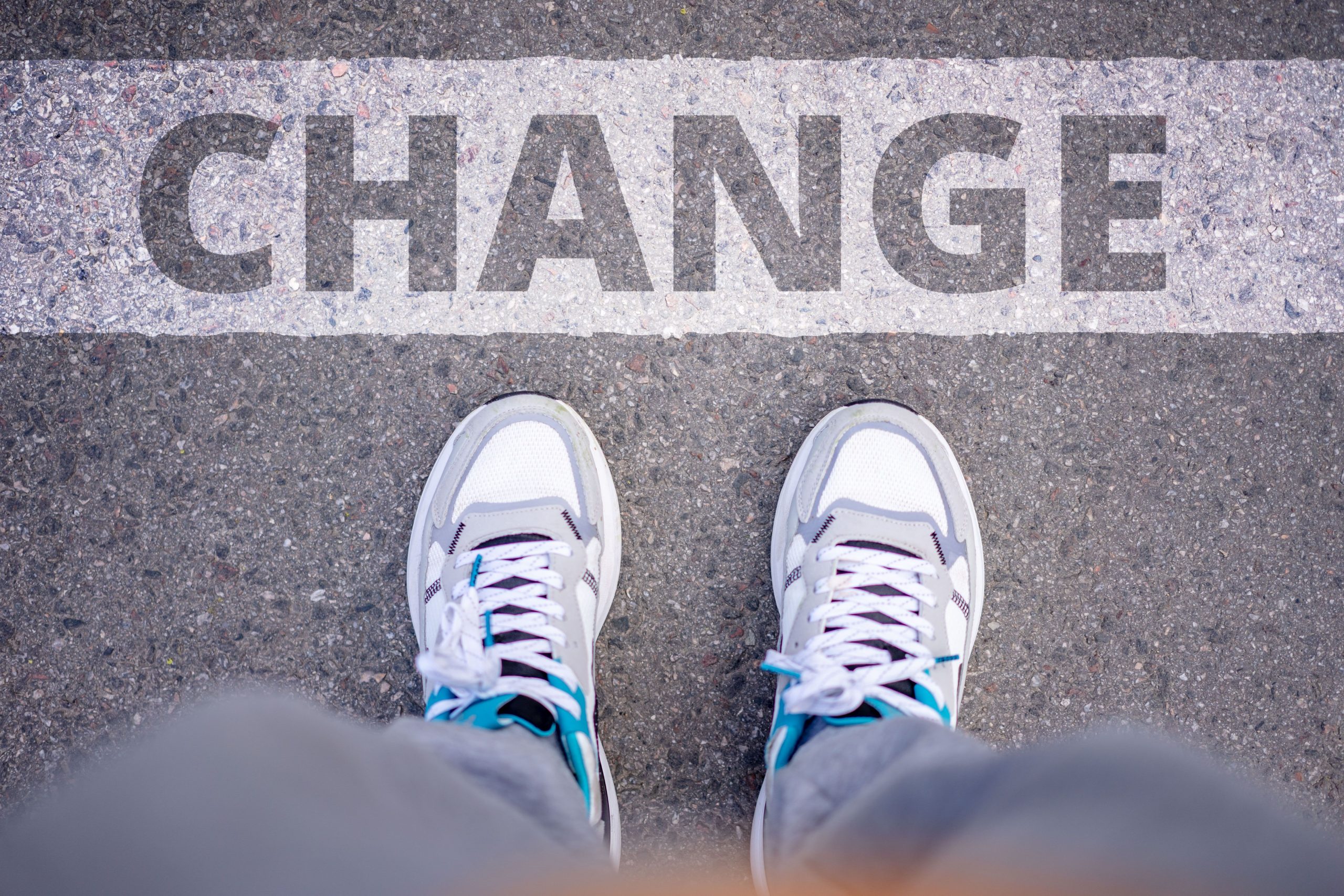 Baskets sur route avec texte transformation
