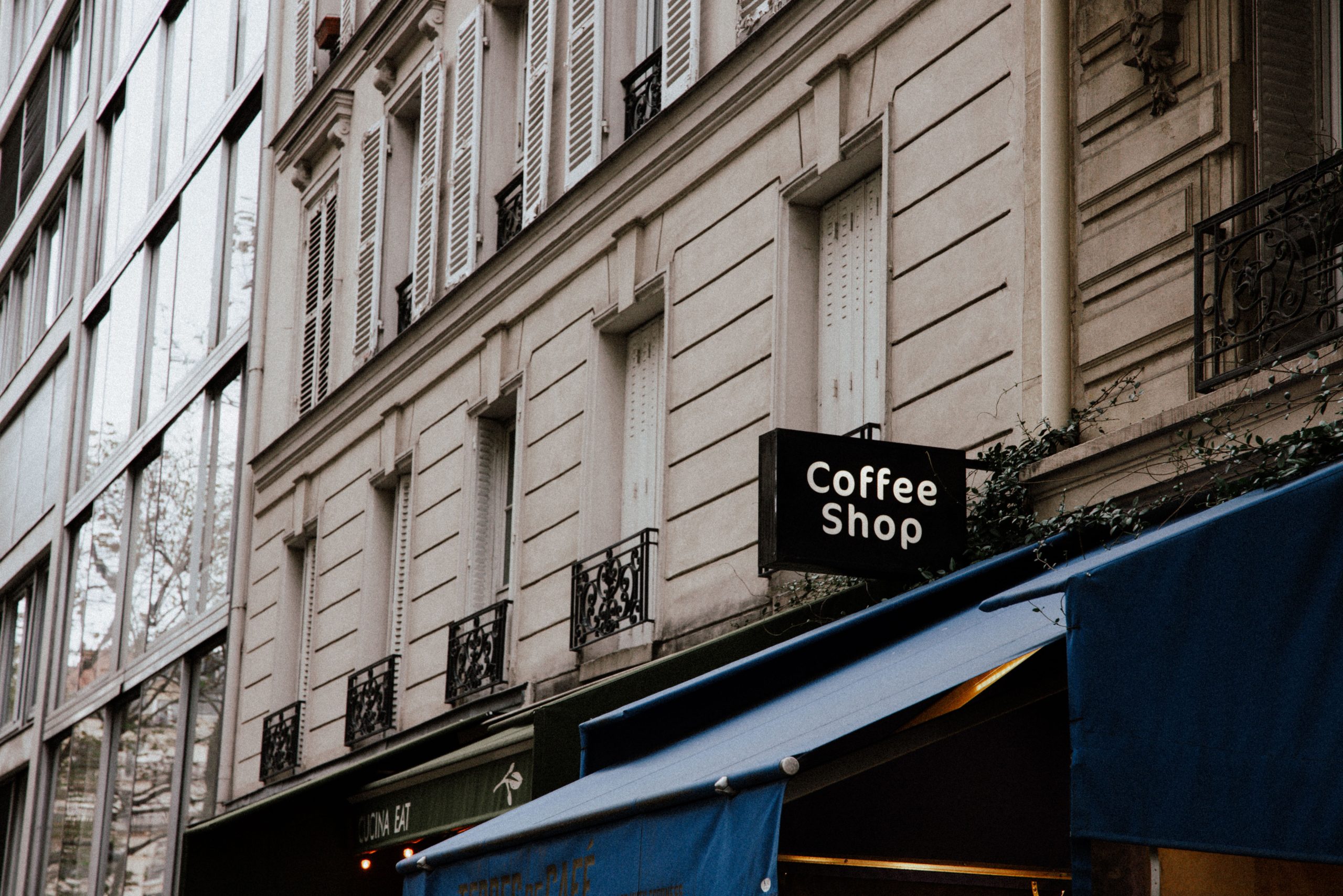 Facade charmante de cafe en centre urbain