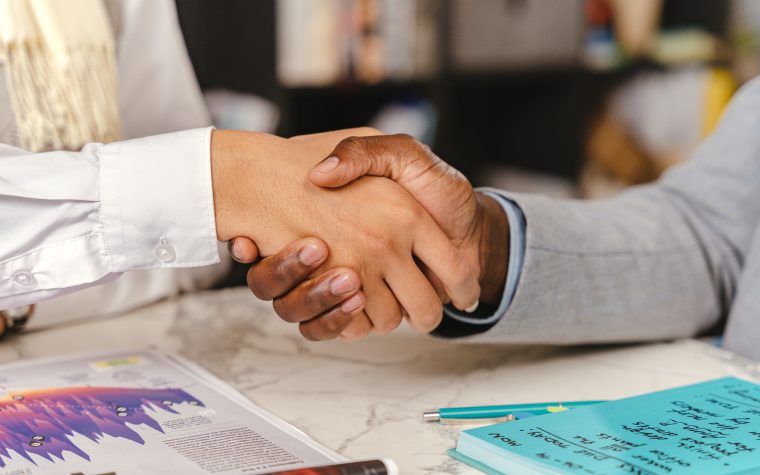 Poignée de main professionnelle entre deux collaborateurs