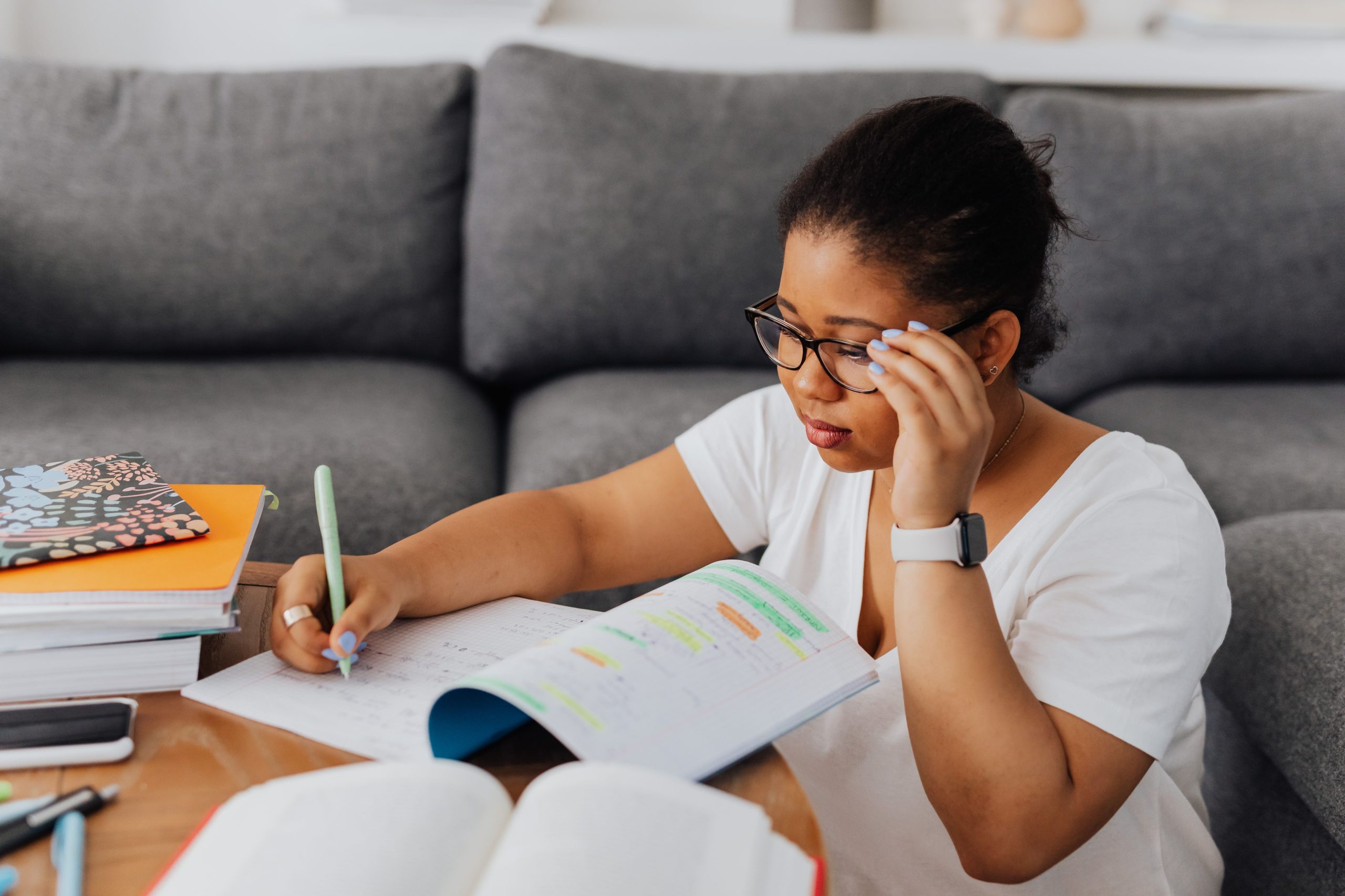 Jeune femme étudiant avec ses notes