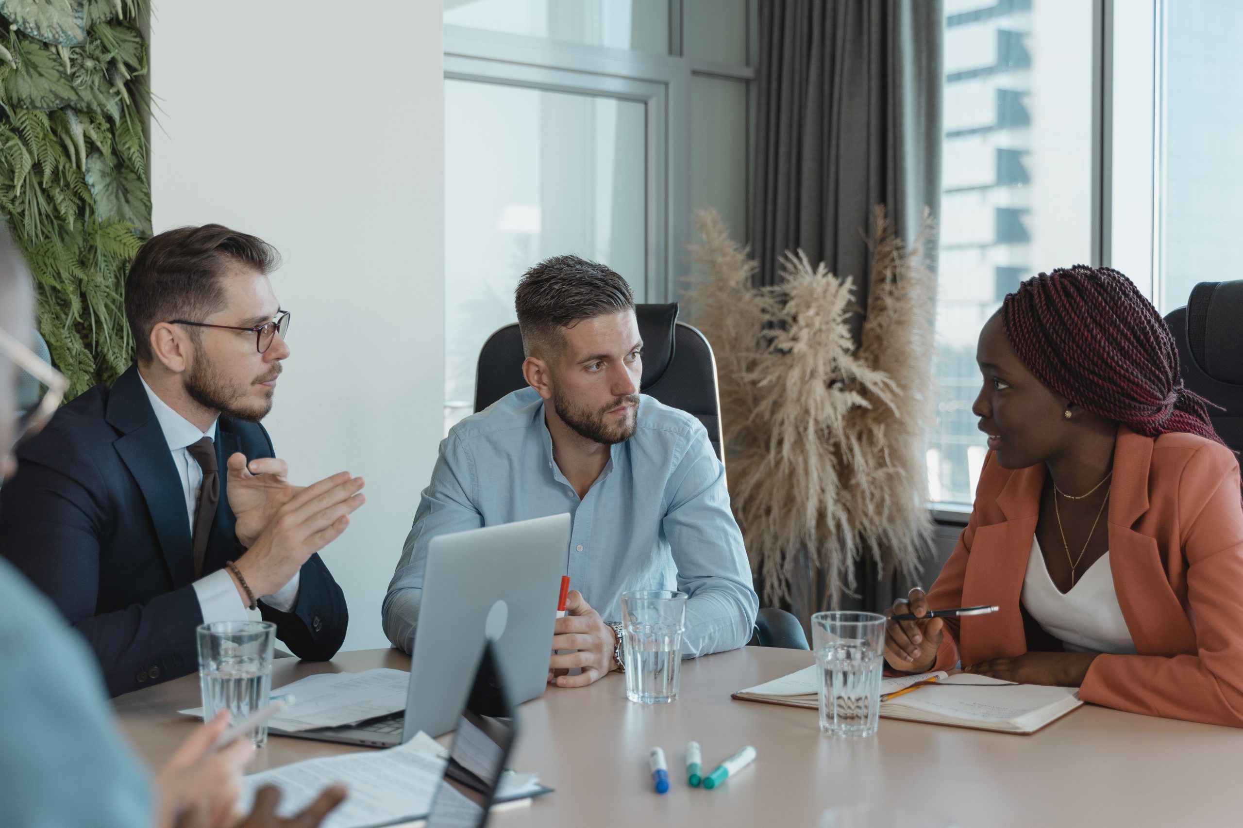 Équipe collaborant discussion professionnelle moderne