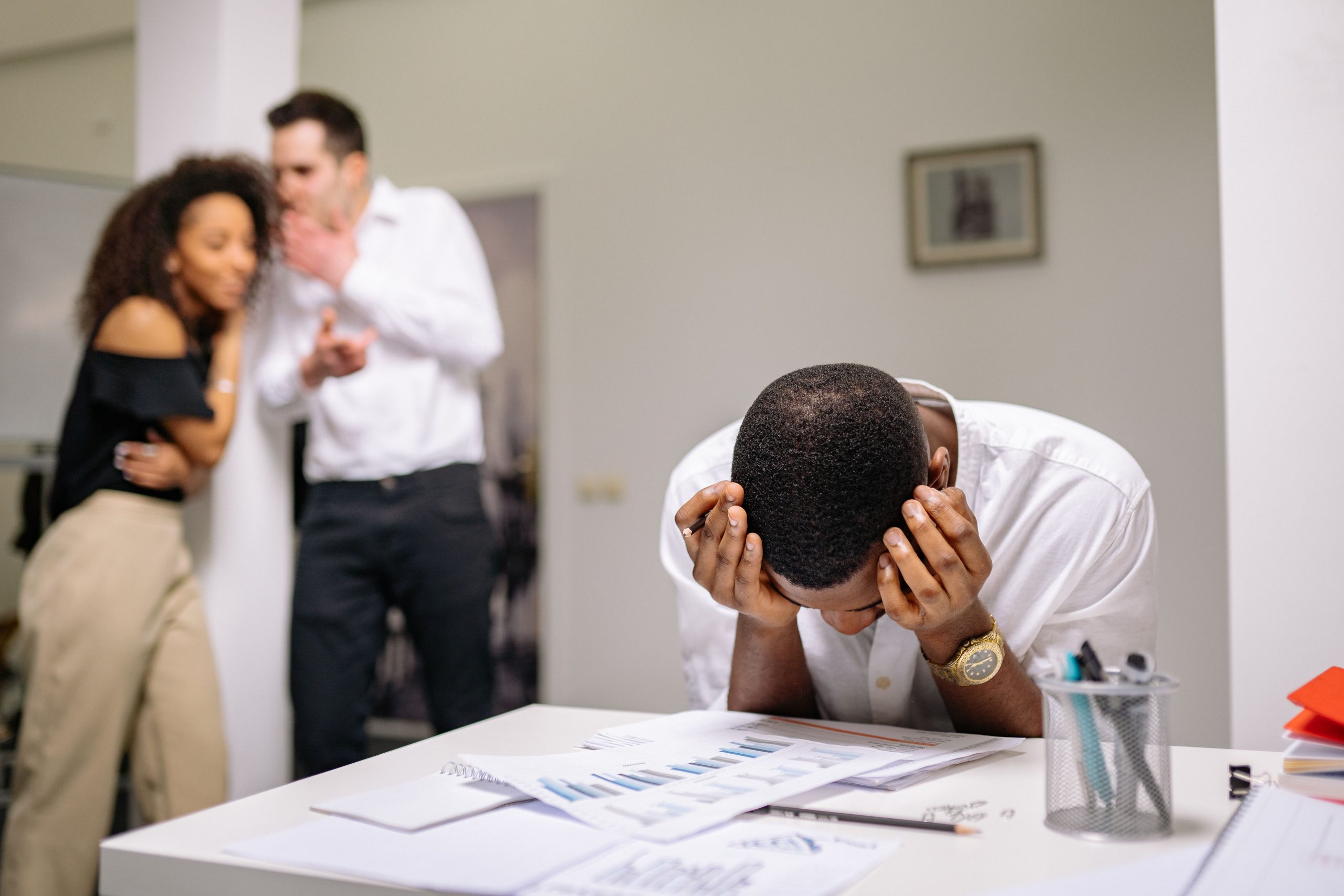 Employé désespéré pendant que collègues gossipen