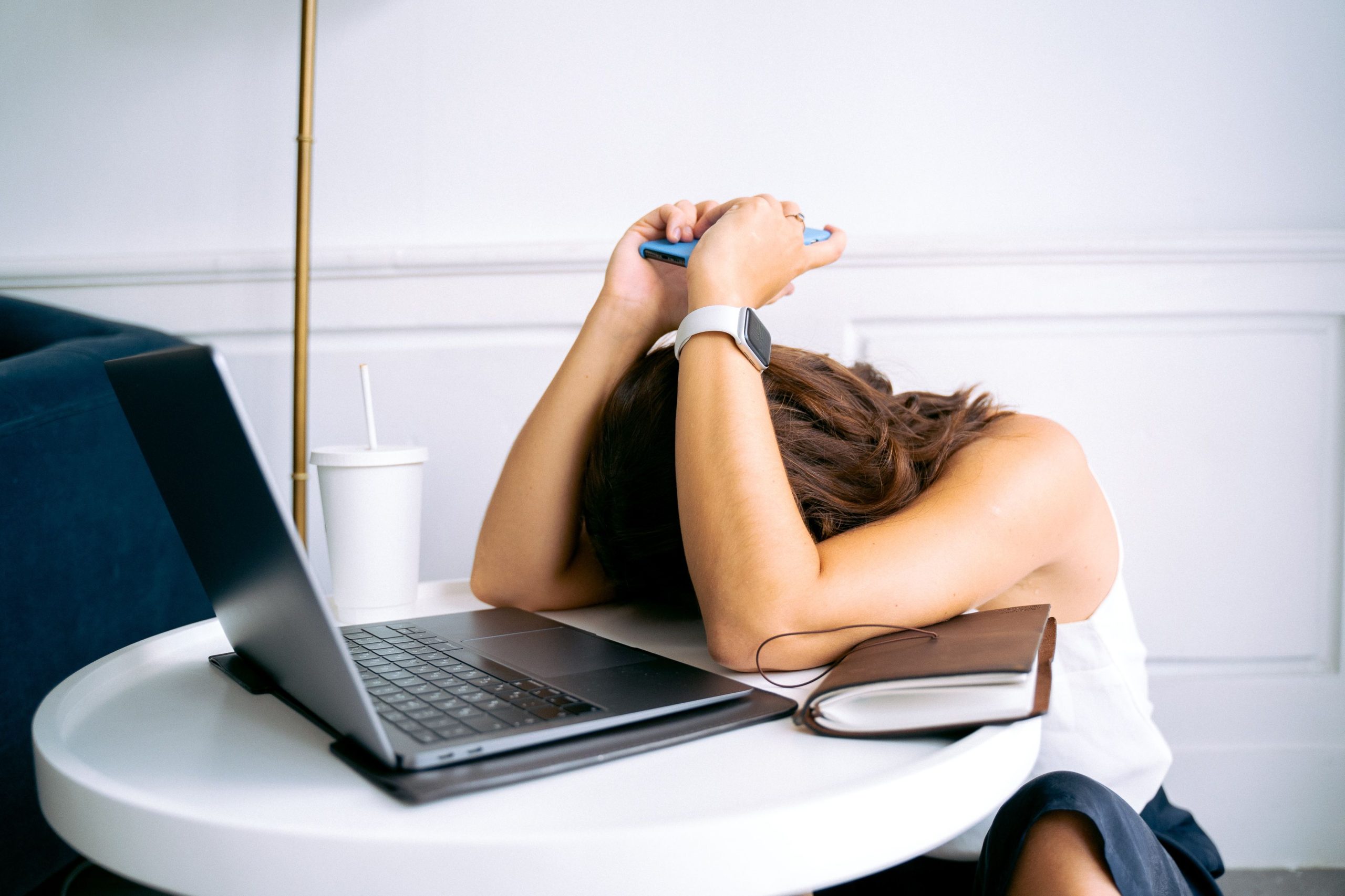 Jeune femme fatiguée par surcharge numérique professionnelle