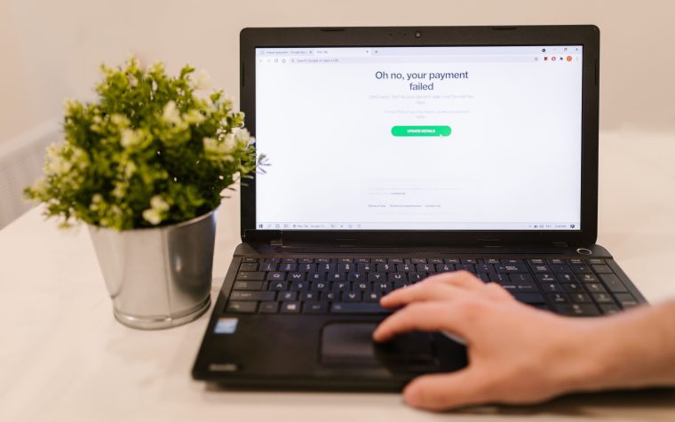 Personne utilisant un ordinateur avec message d'erreur de paiement