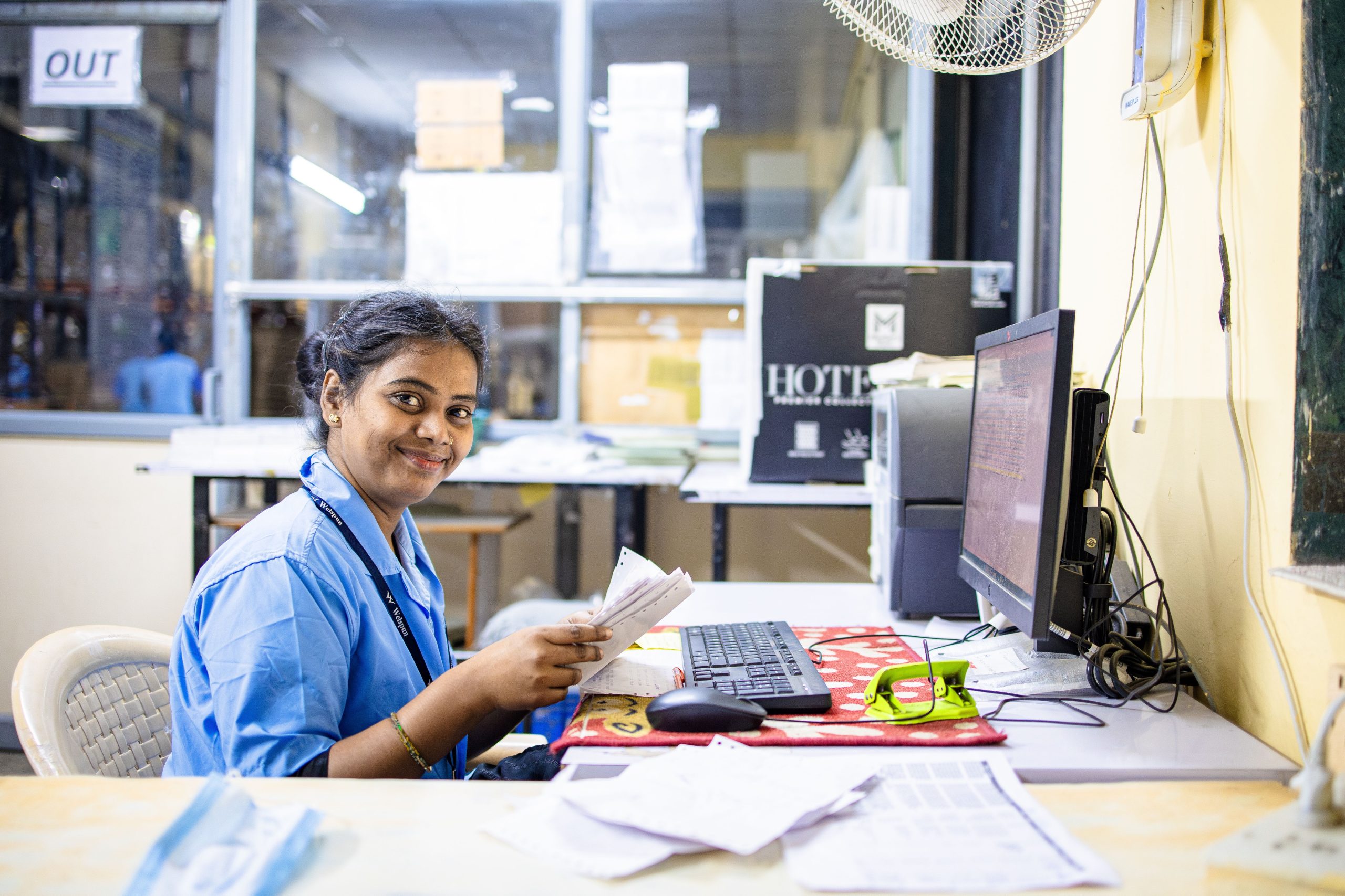 Employée administrative souriante avec documents
