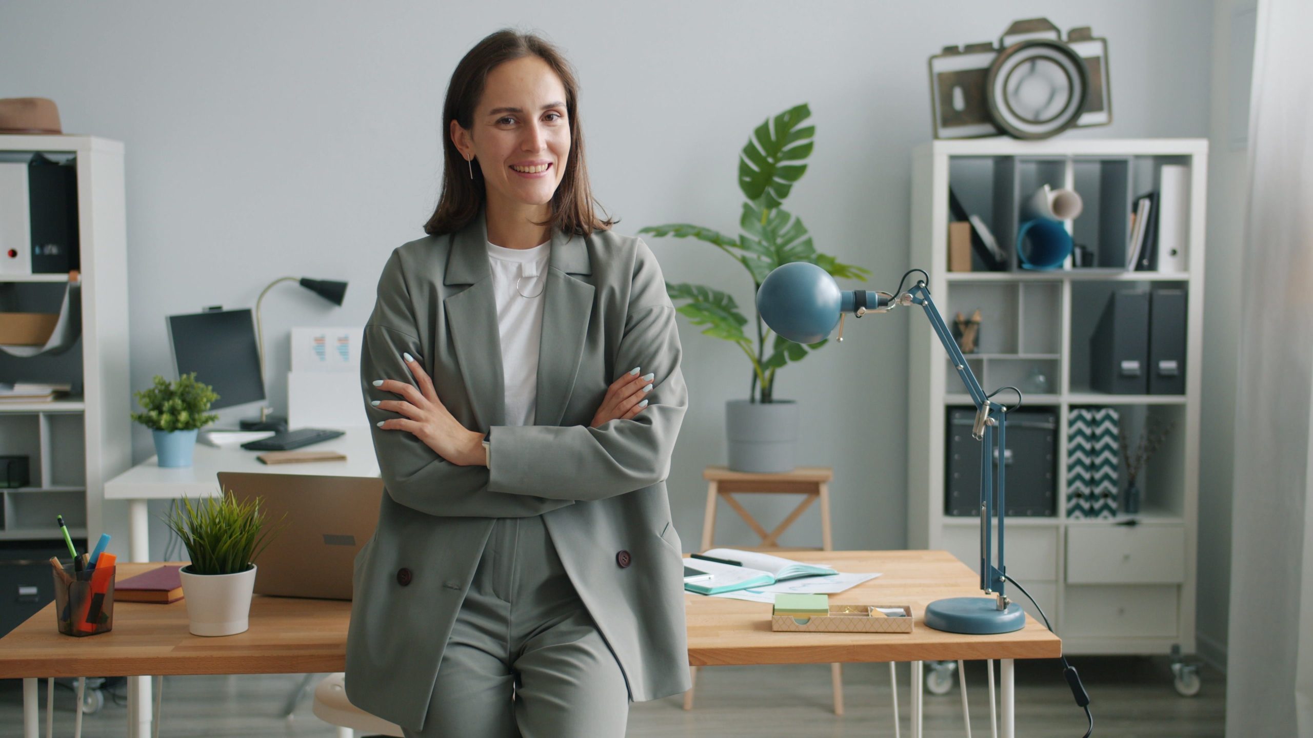 Femme professionnelle souriante bureau moderne