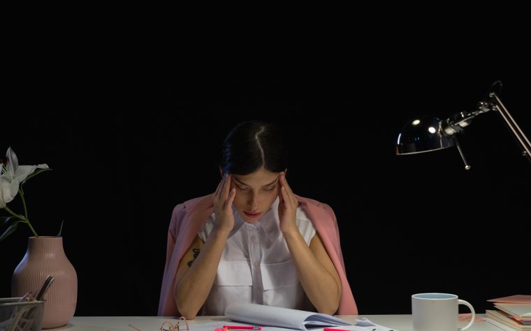 Femme stressée à son bureau, épuisée professionnellement