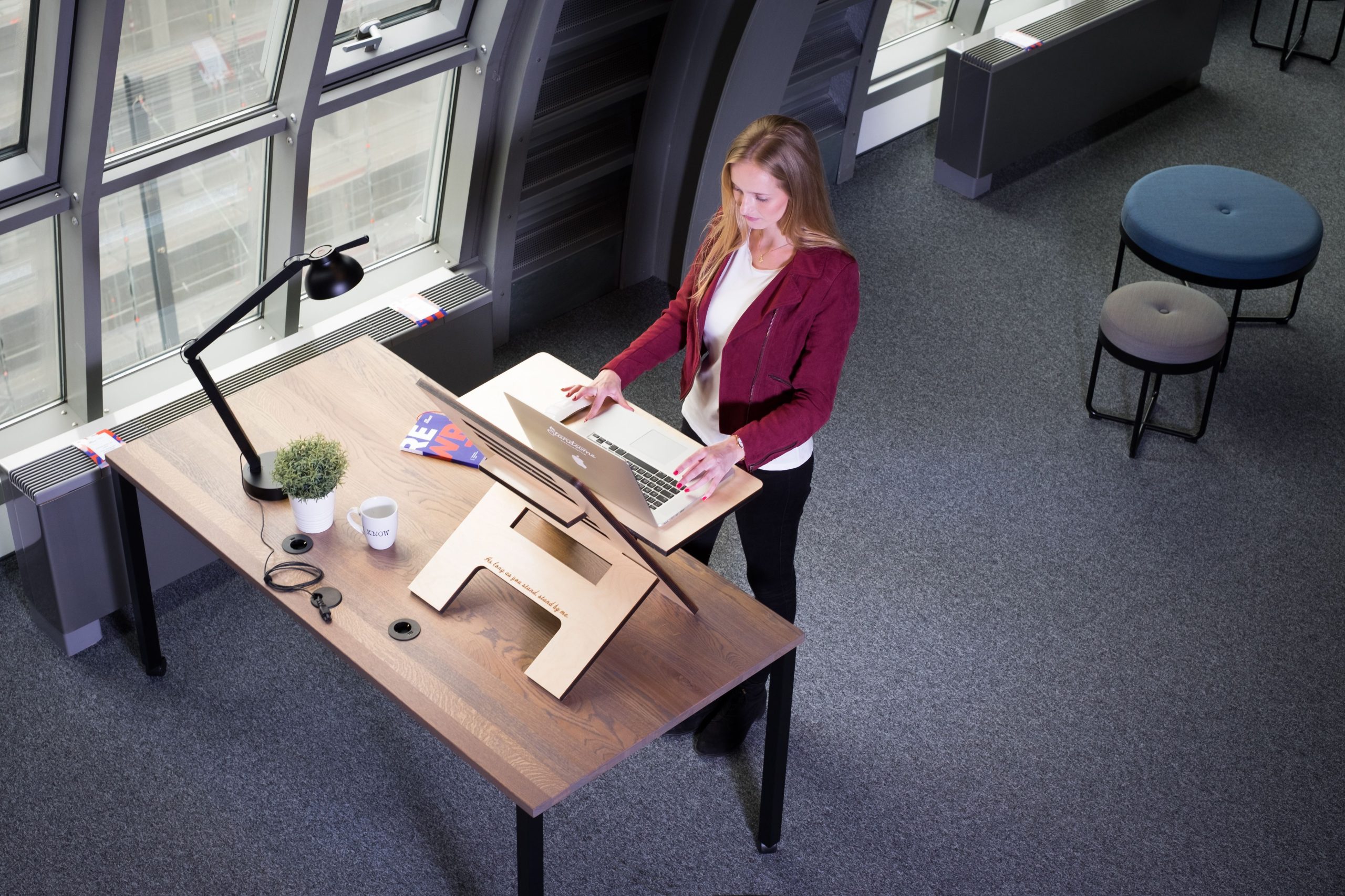 Femme travaillant sur laptop au bureau debout
