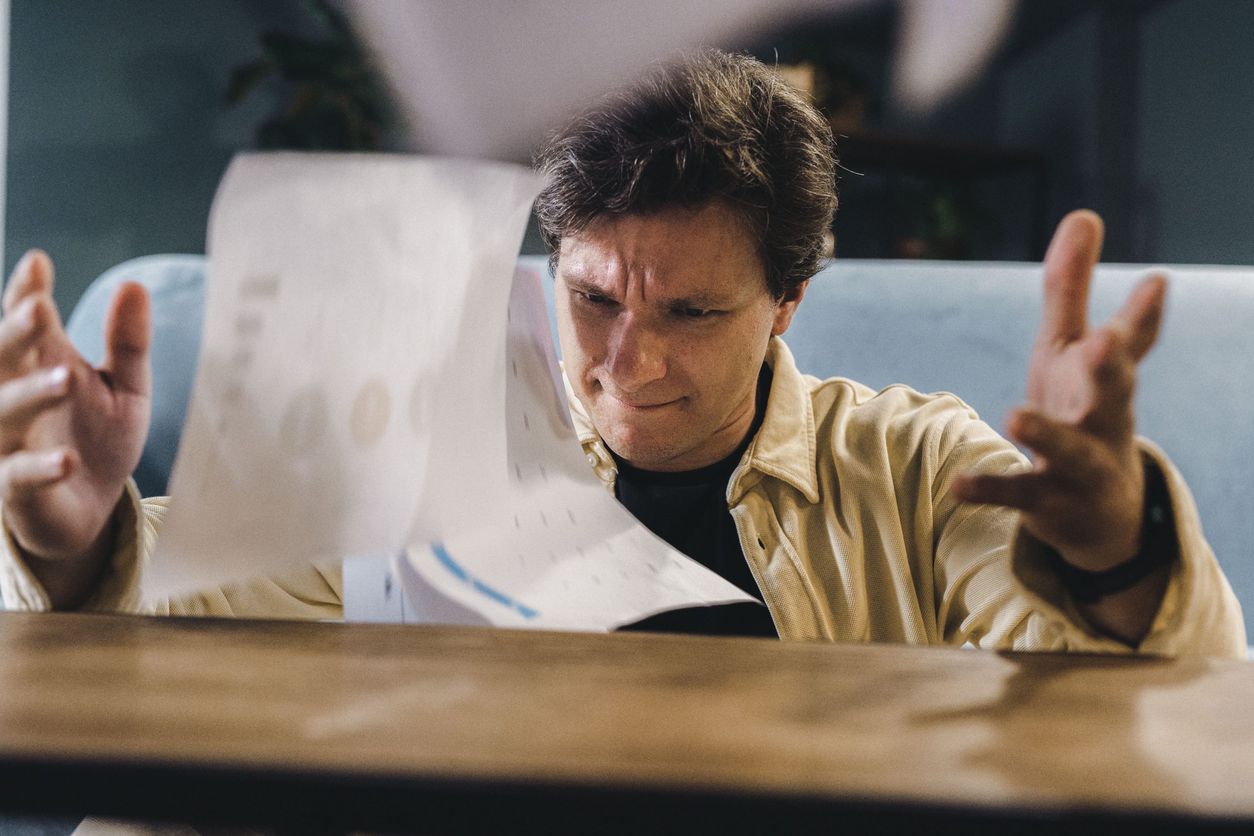 Employé stressé jetant des documents