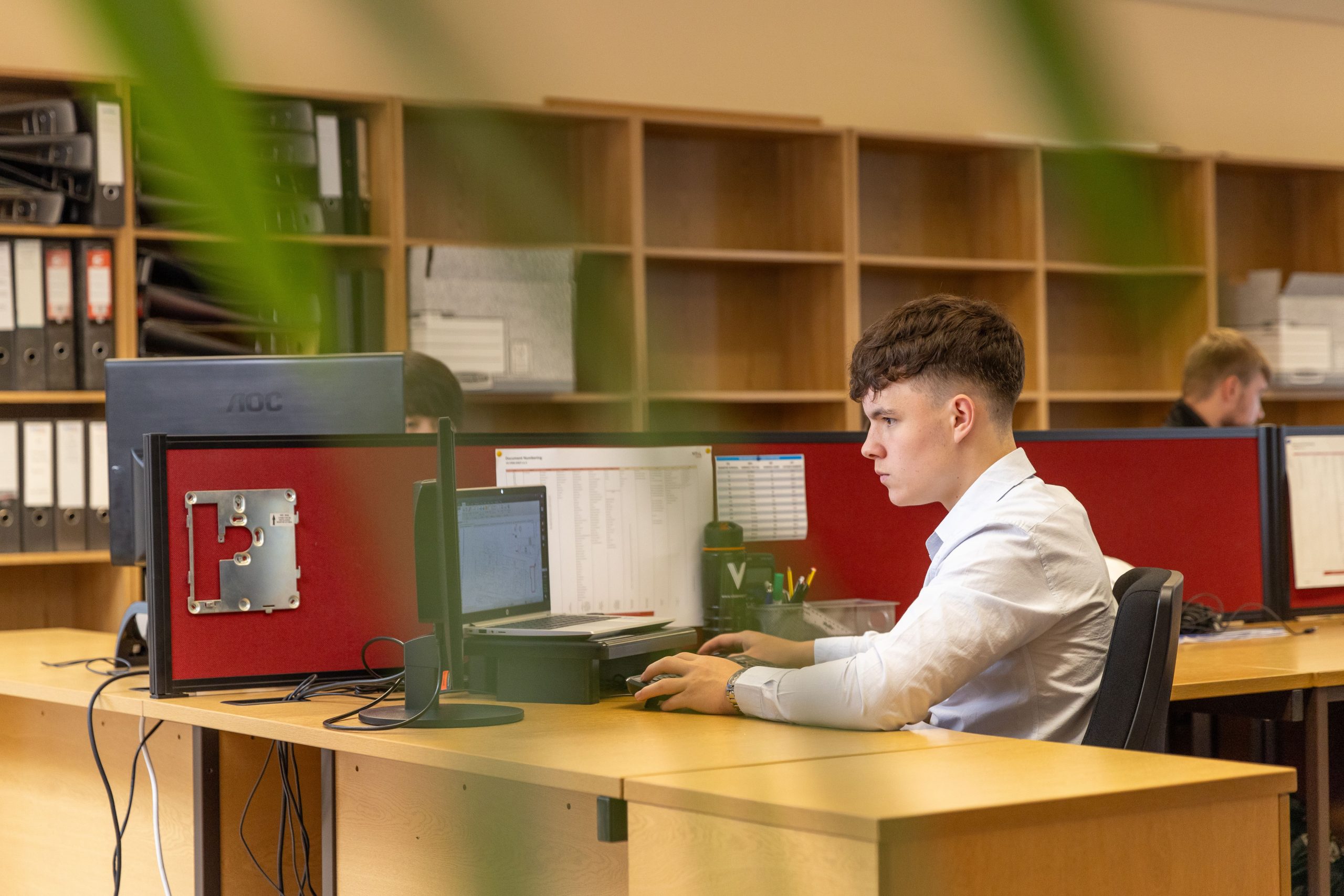 Jeune homme concentre travaillant sur ordinateur