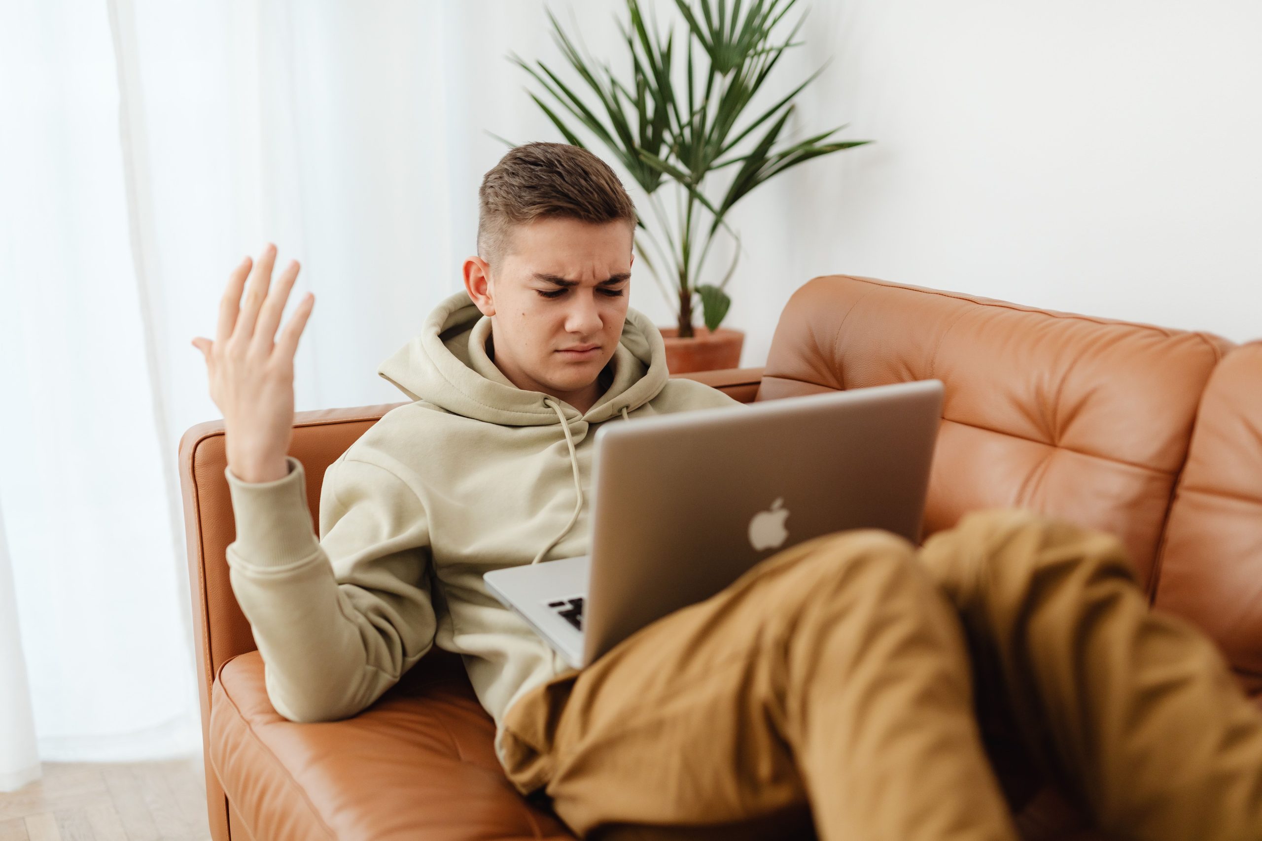 Jeune homme frustré travaillant sur son ordinateur portable