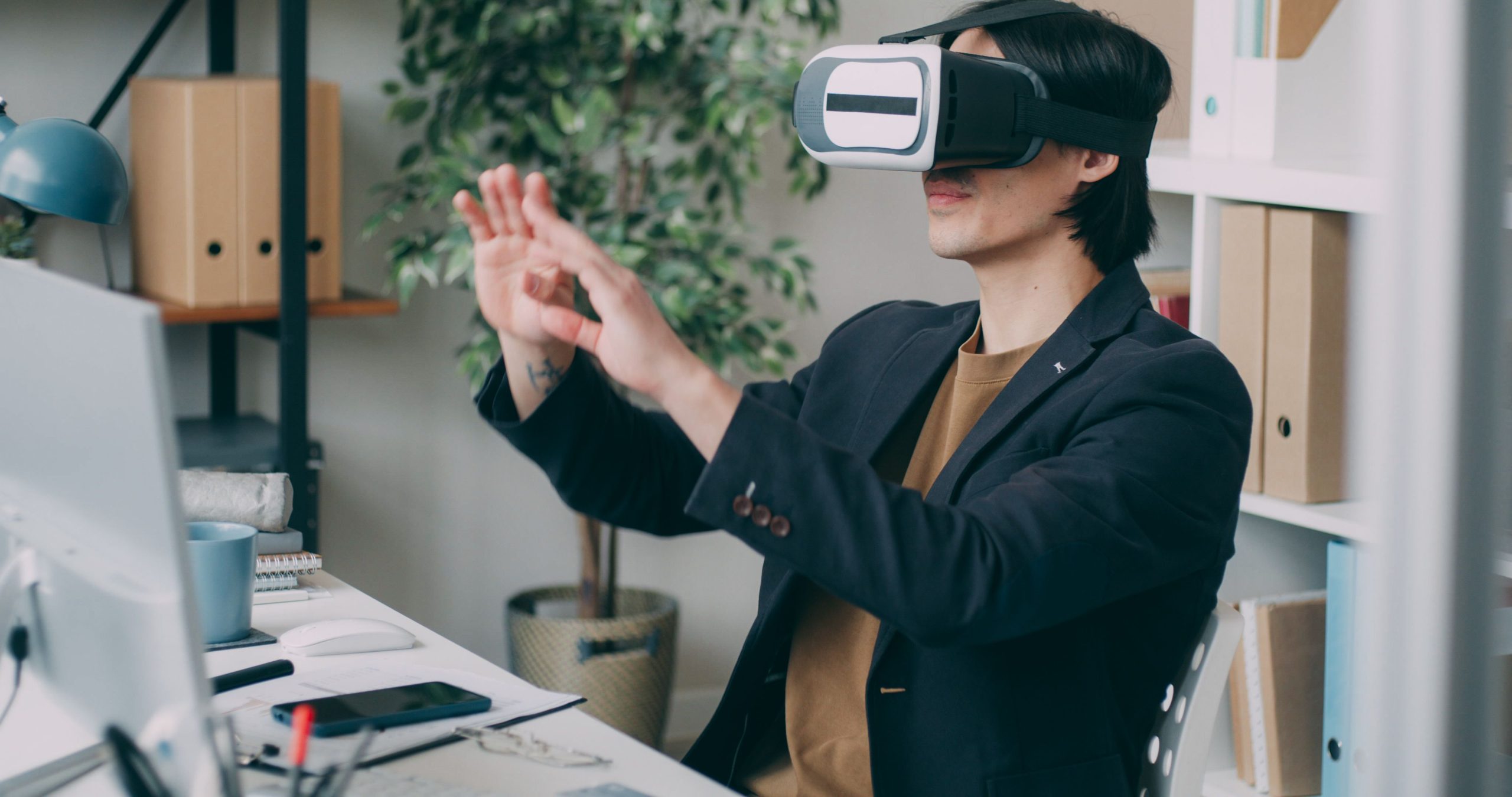 Homme utilisant casque realite virtuelle au bureau
