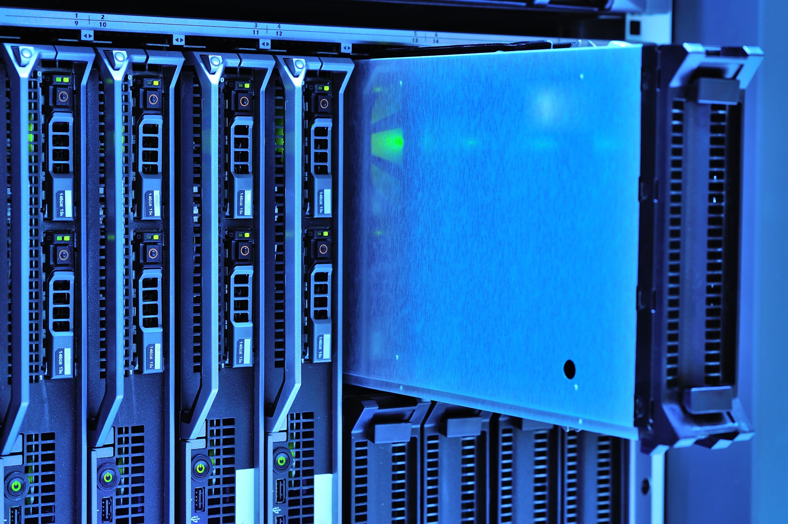 Serveurs data center avec lumières brillantes