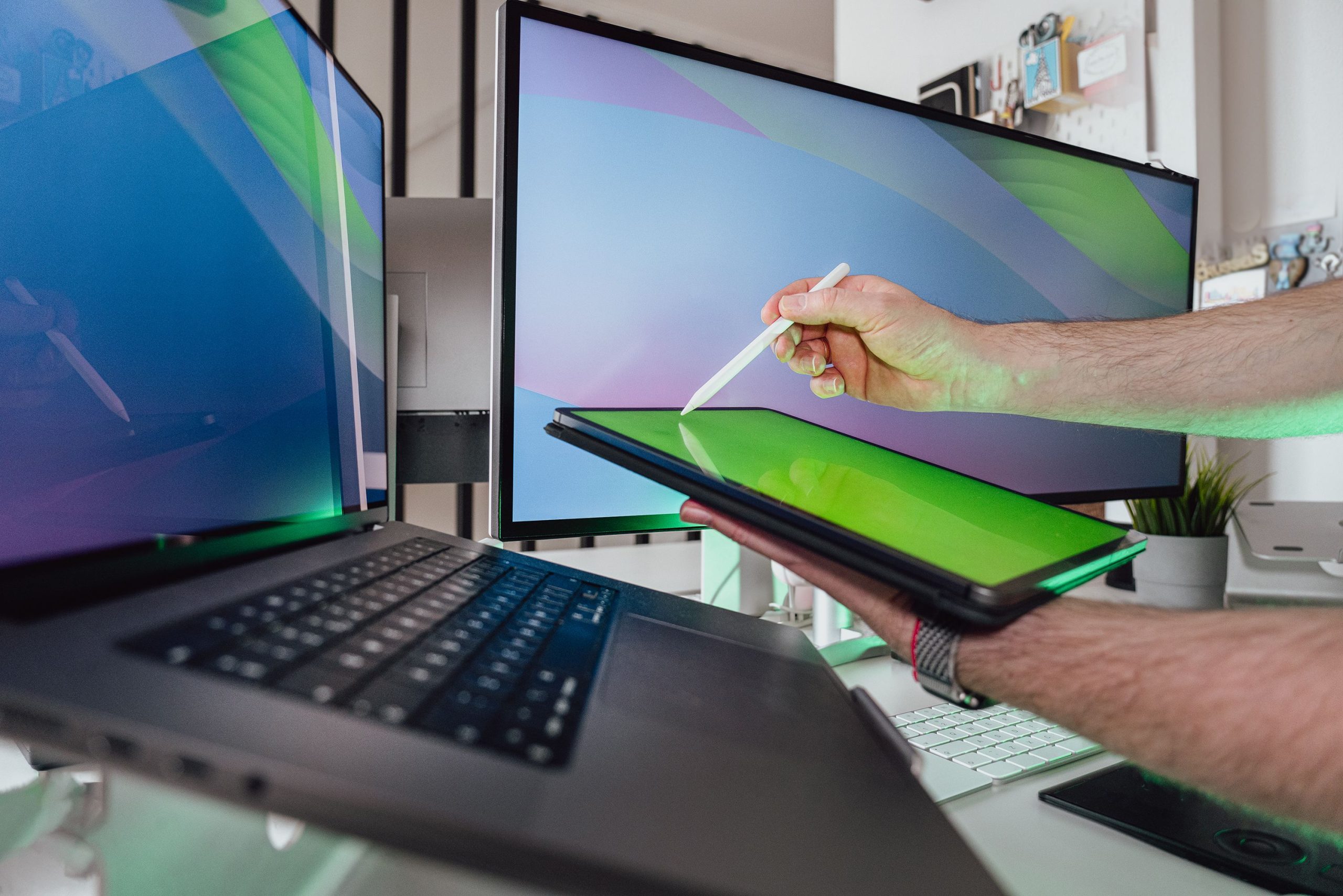 Personne travaillant avec stylet sur tablette