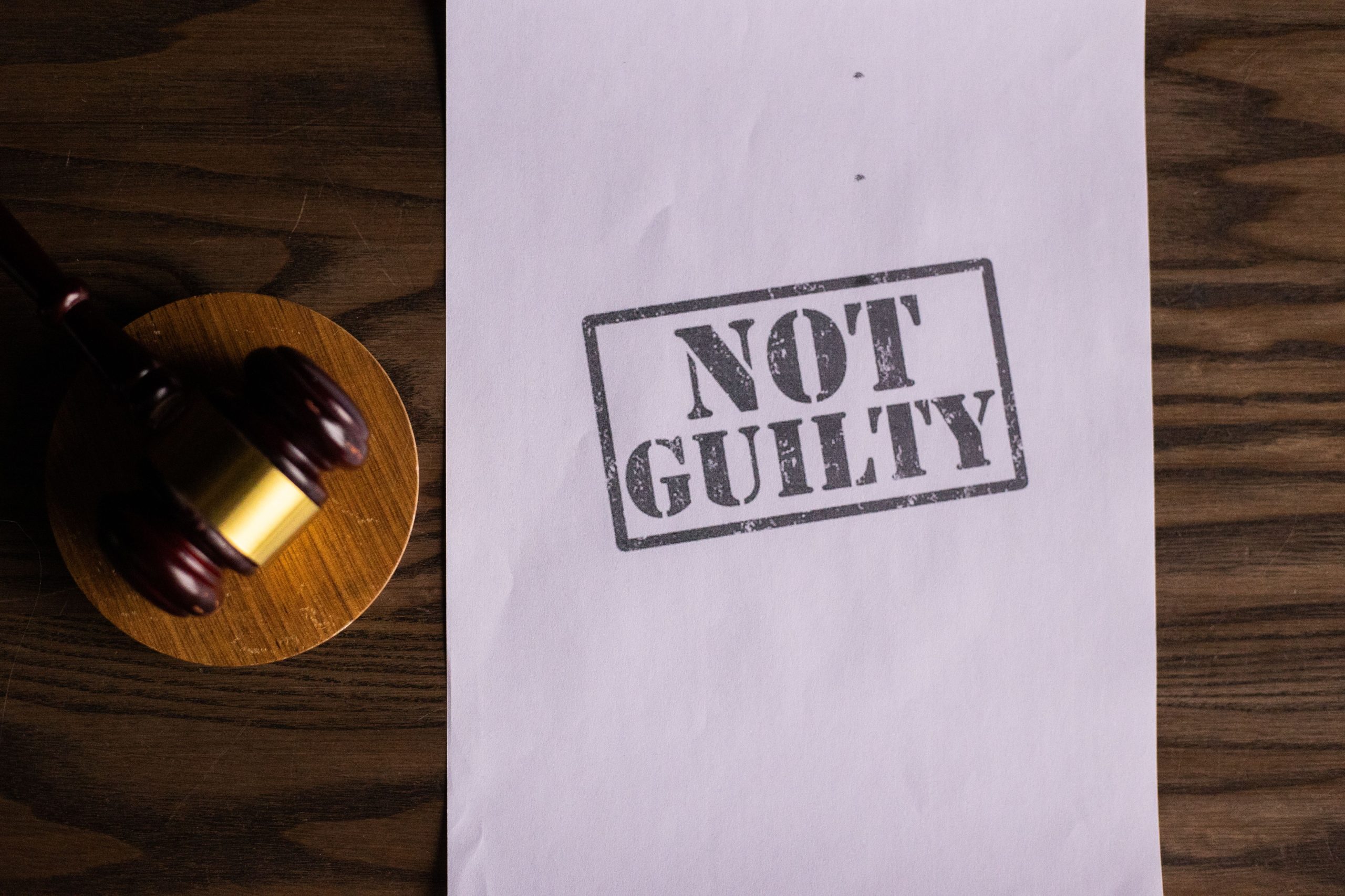 Document d'acquittement et marteau symbolisant la justice