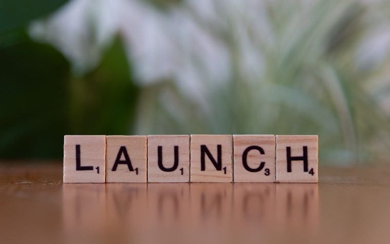 Lettres Scrabble formant le mot lancer symbolisant l'entrepreneuriat