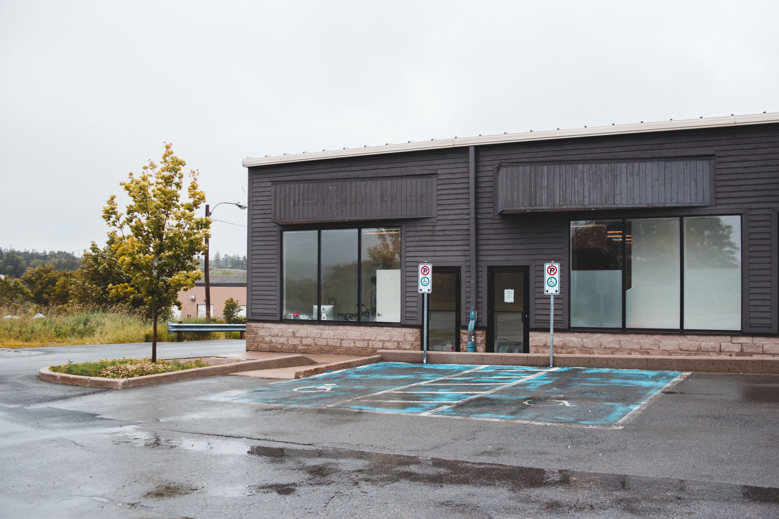 Batiment bureau moderne avec parking accessibilite
