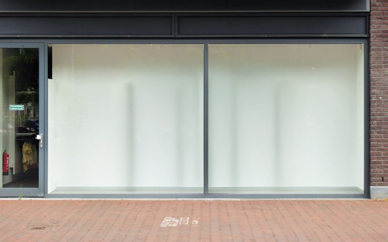 Devanture moderne avec grandes vitrines de retail