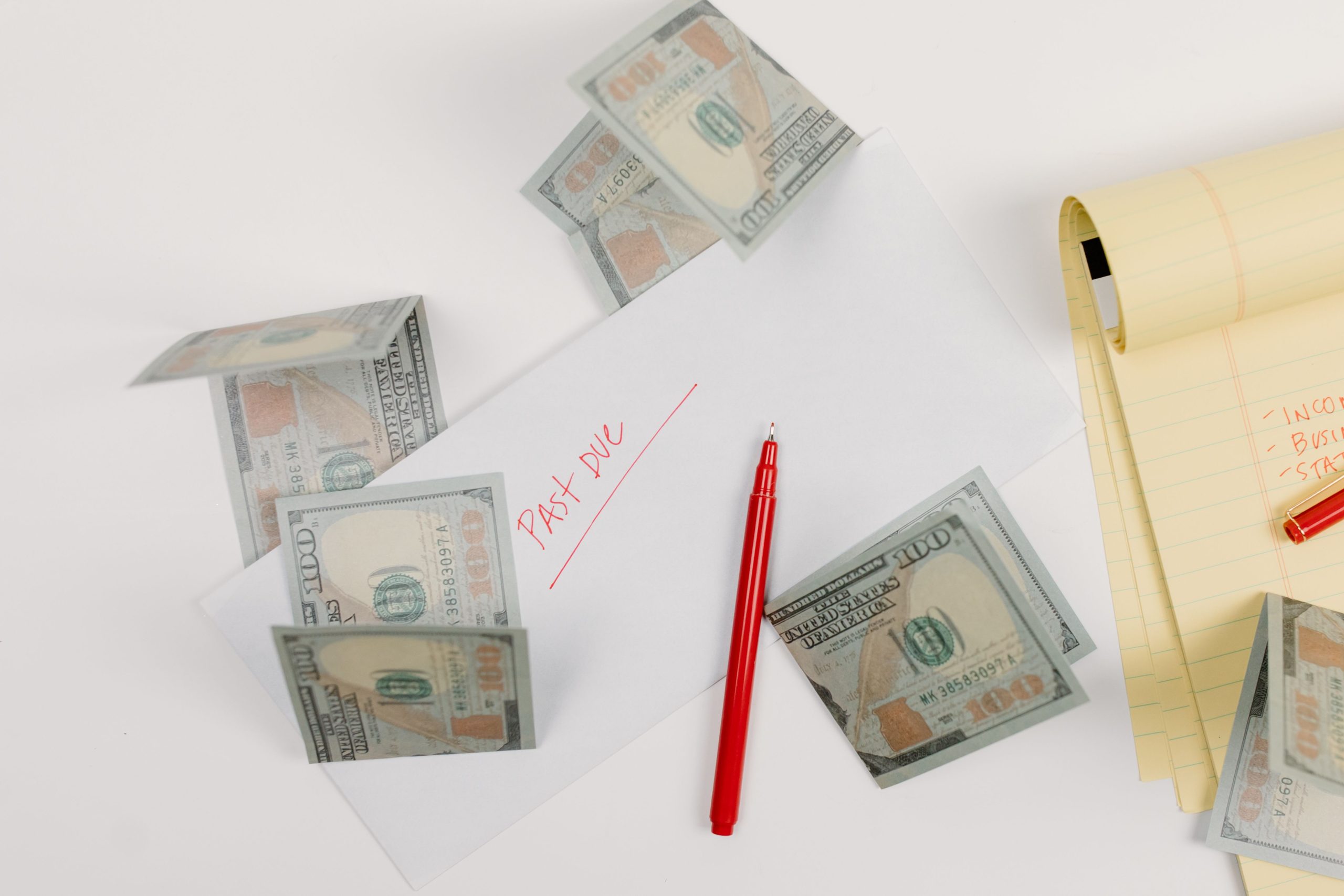 Billets éparpillés avec enveloppe relance rouge