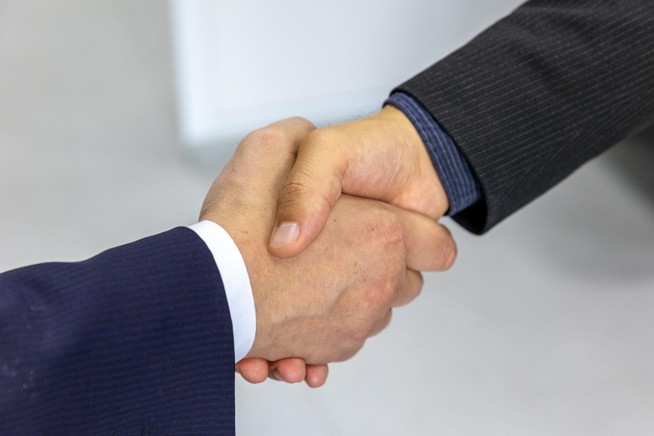 Deux hommes d'affaires scellant un partenariat