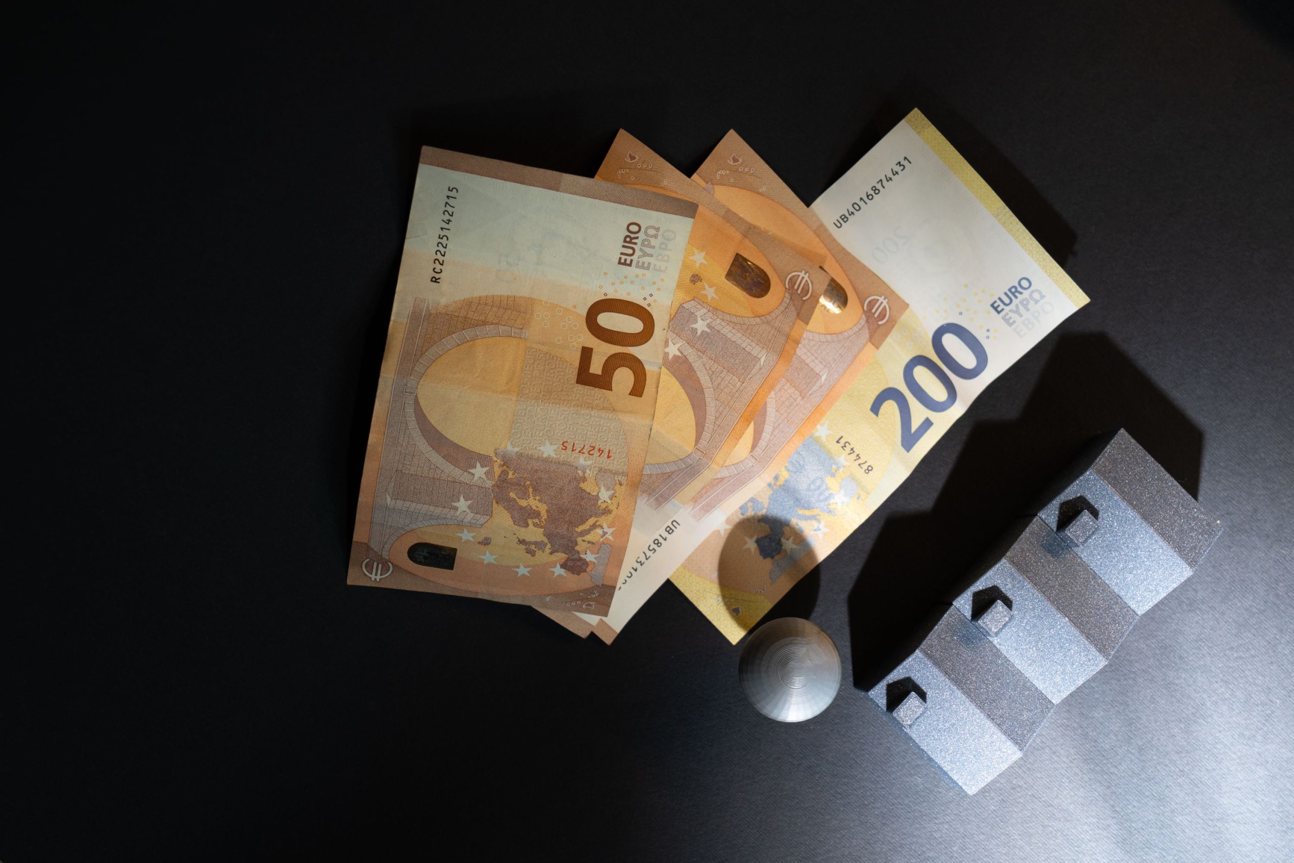 Billets euros et petites maisons investissement