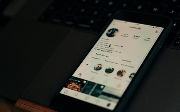 Profil Instagram sur smartphone et ordinateur