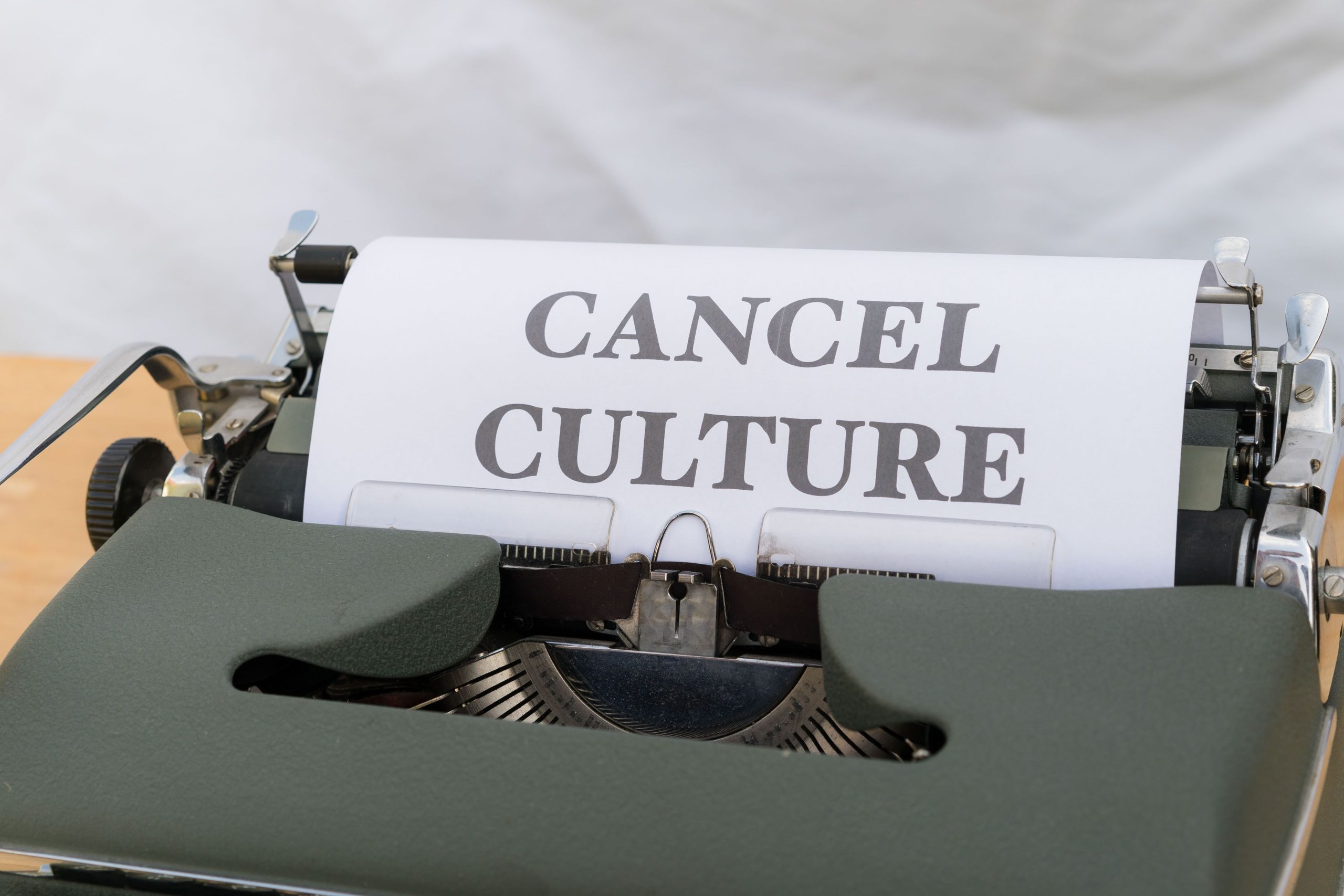 Machine à écrire vintage avec papier annulation culture