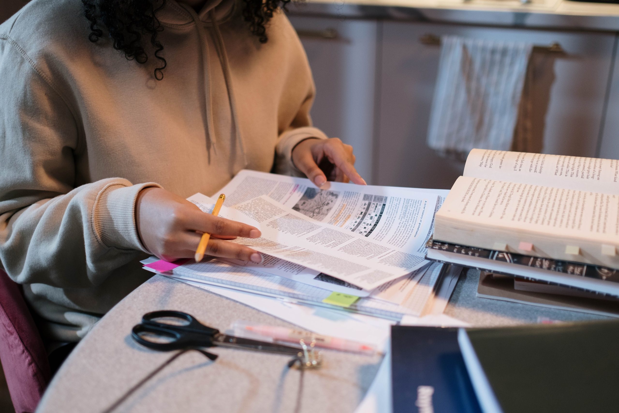 Étudiant révisant avec livres et notes