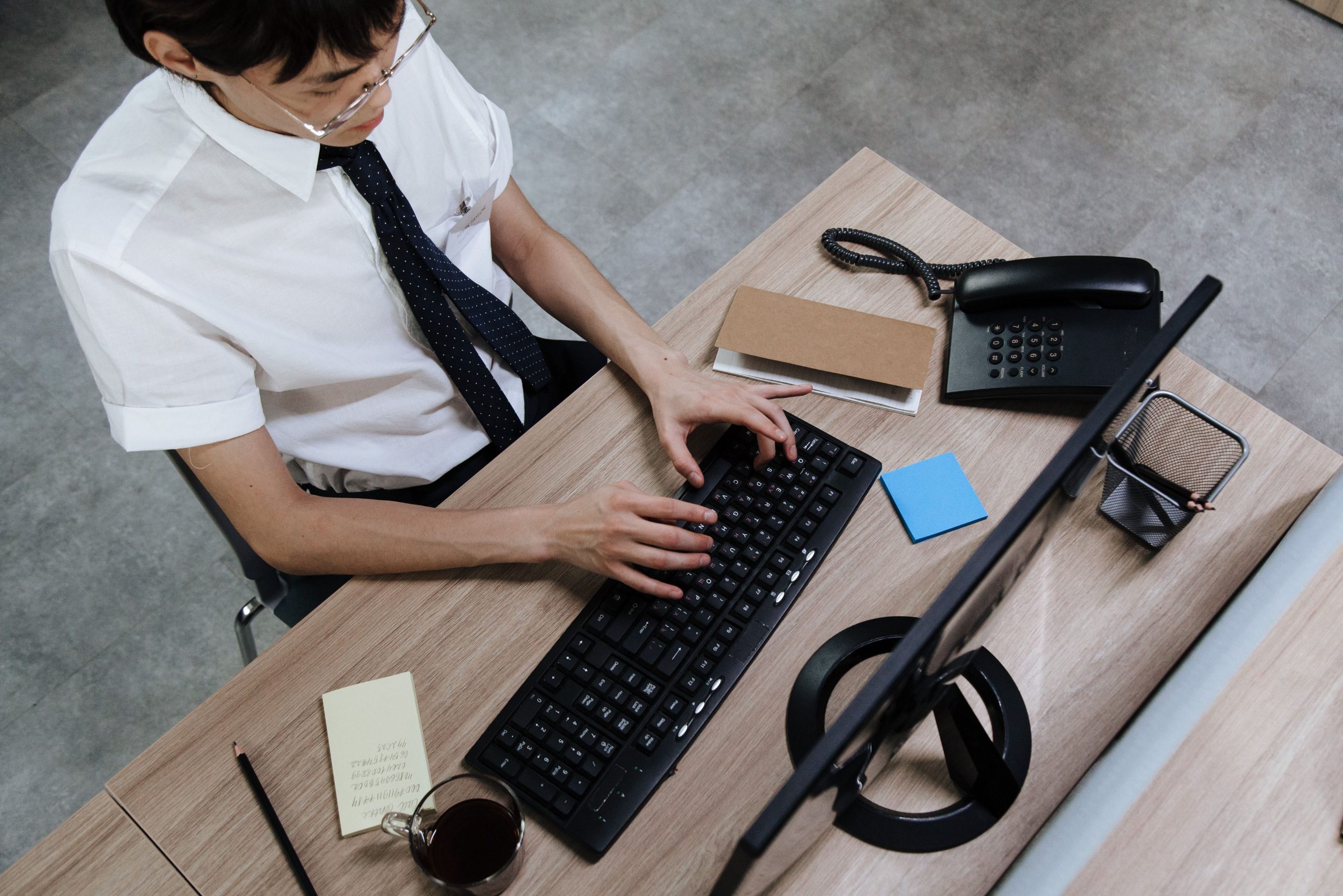 Homme d'affaires tapant sur clavier au bureau