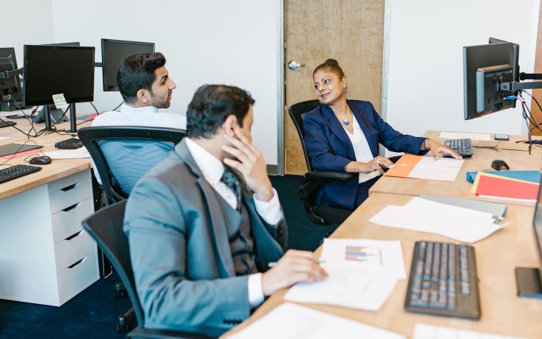 Professionnels collaborant dans un bureau moderne